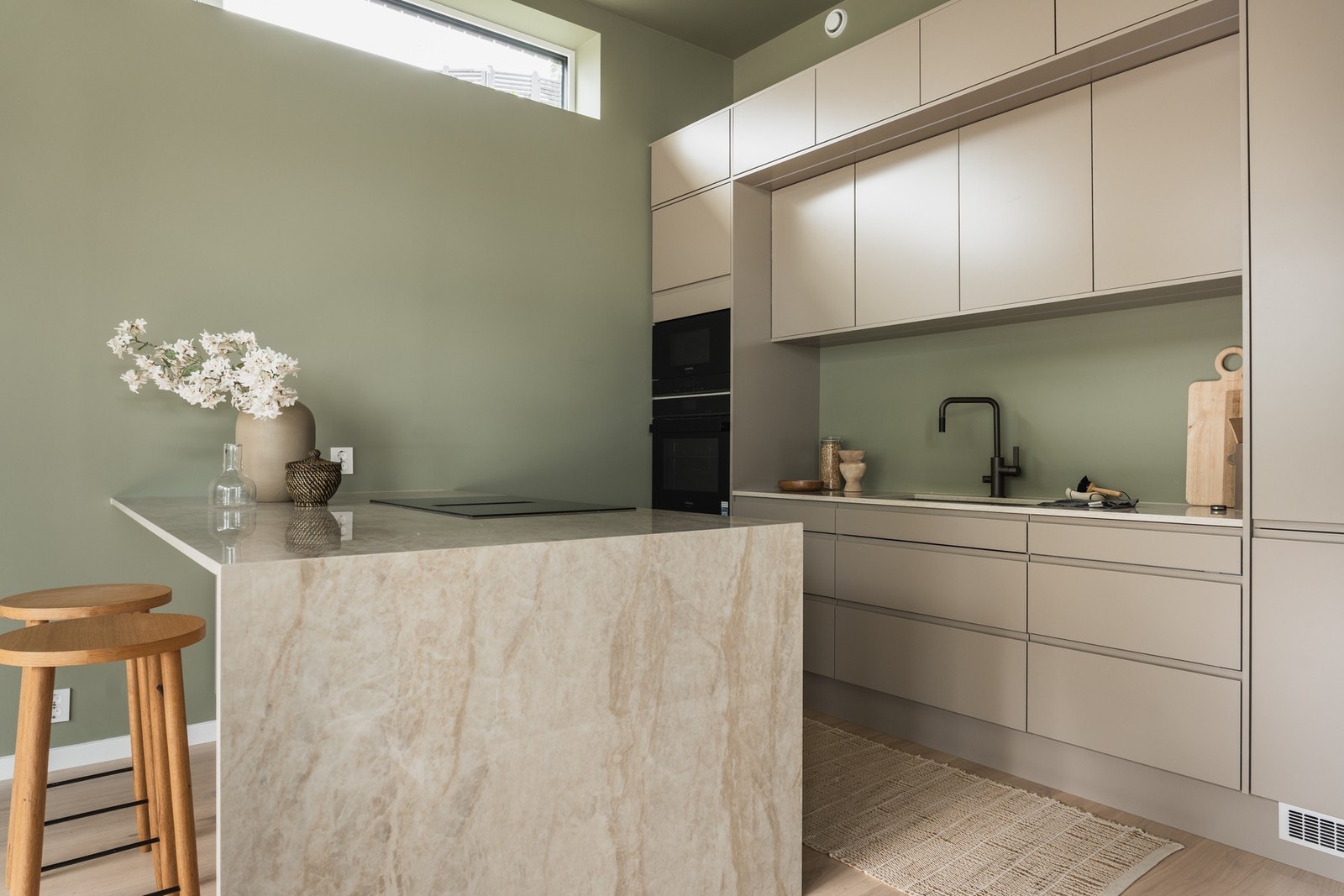 Stilrent kjøkken med integrerte hvitevarer. Galleribilde