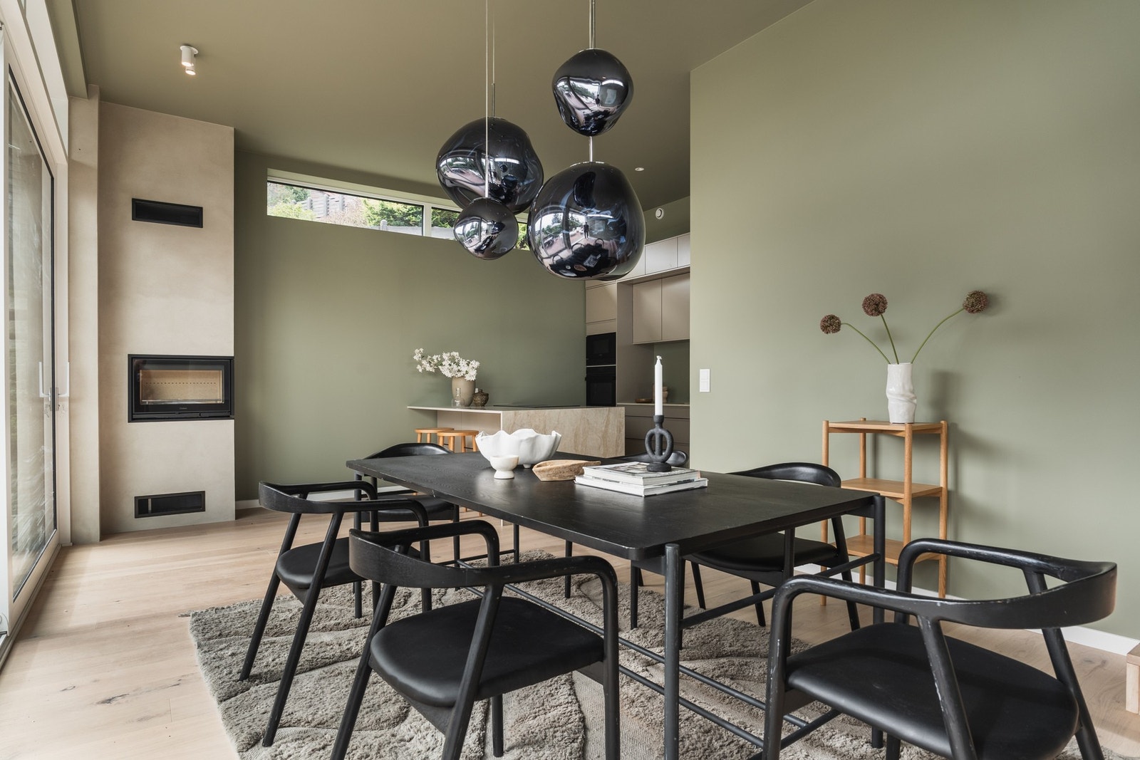 Fantastisk takhøyde gir en herlig romfølelse. Galleribilde