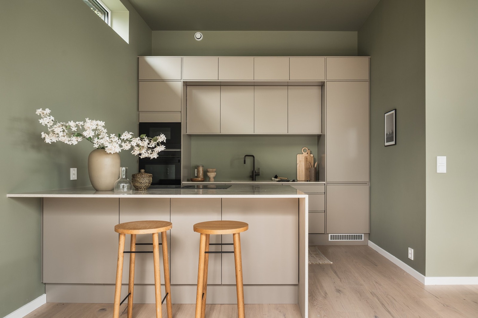 Sosial og stor kjøkkenøy. Galleribilde