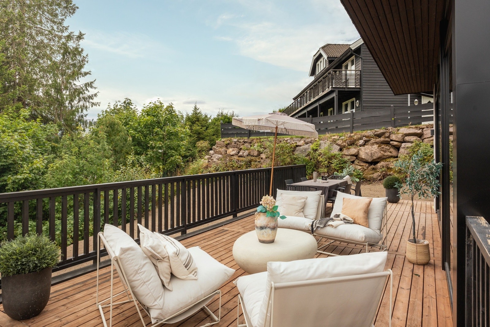 Terrassen oppleves som en forlengelse av stuen store deler av året. Galleribilde