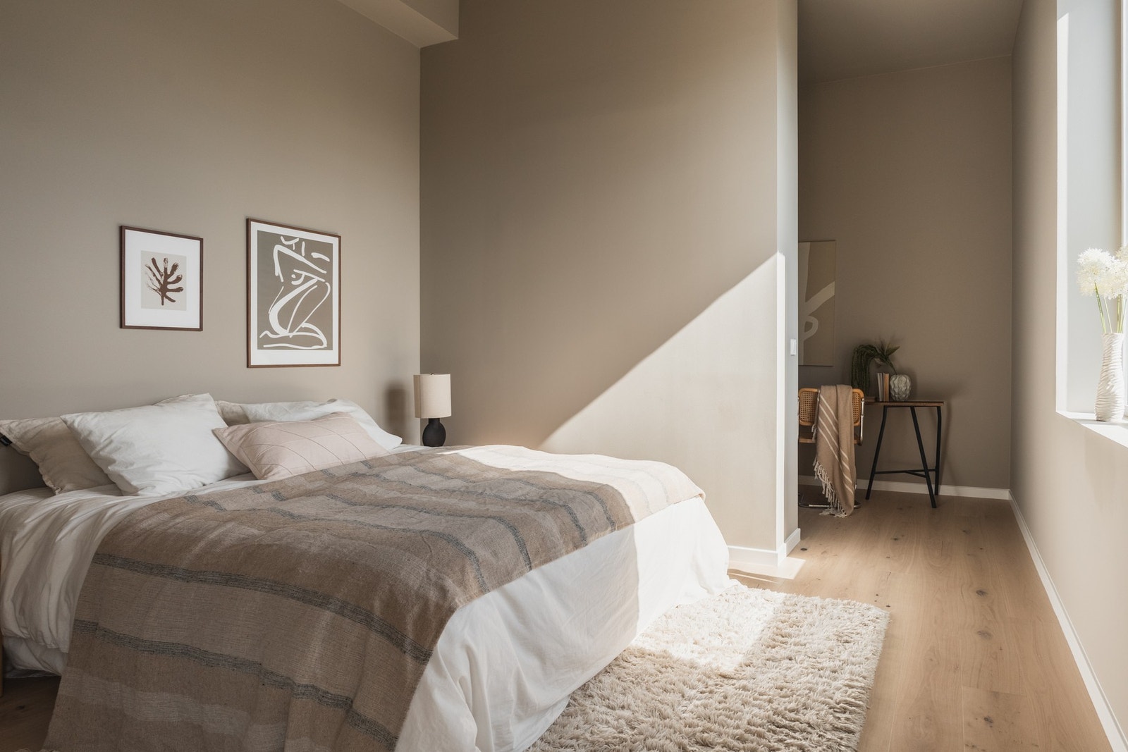 Hovedsoverom med mulighet for walk-in-garderobe og inngang til bad. Galleribilde