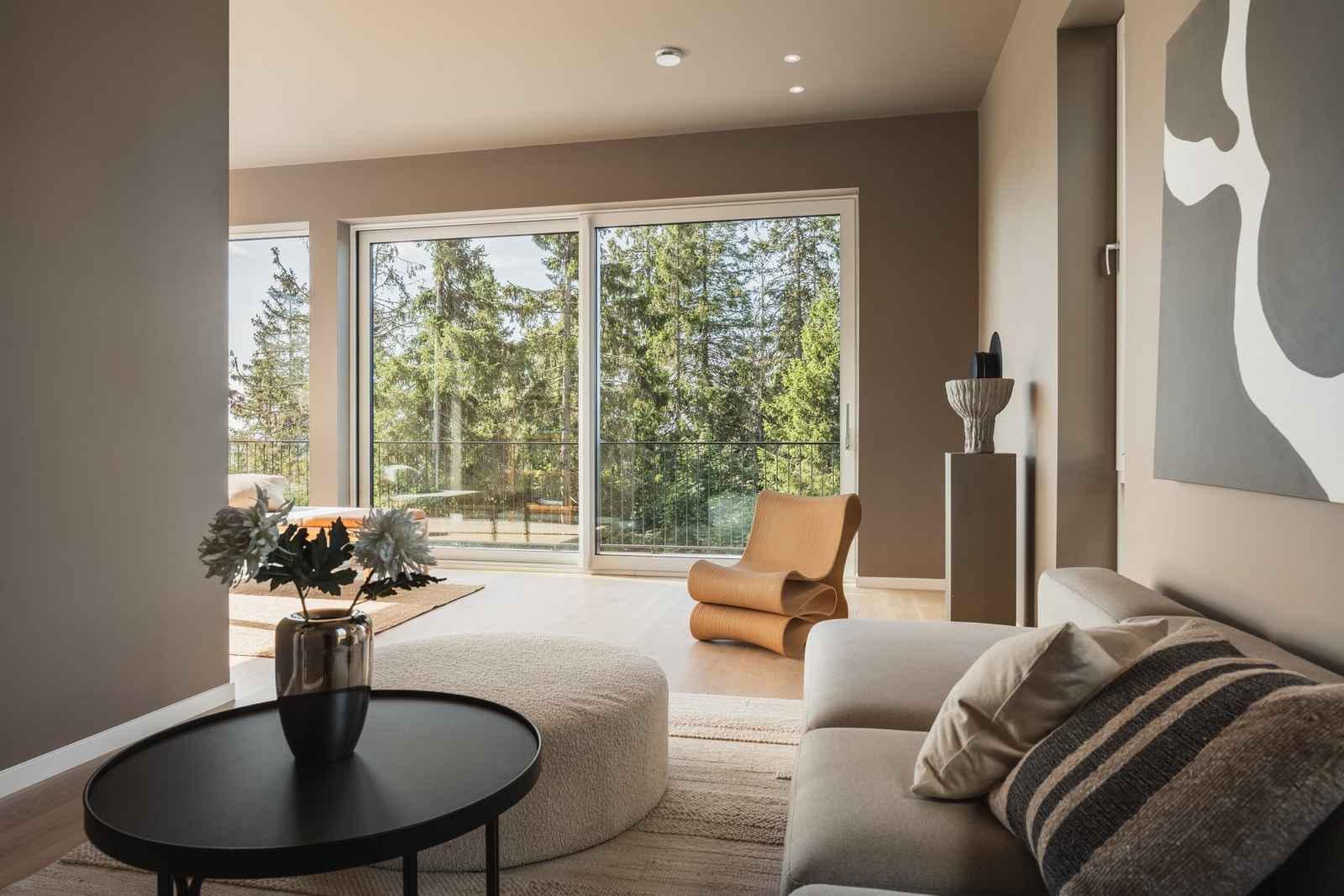 Gode møbleringsmuligheter med flere soner i stuen. Galleribilde