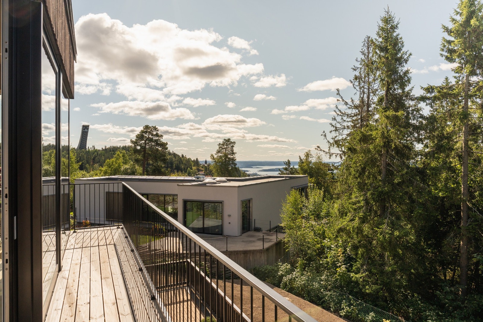 Nyoppført og innholdsrik bolig med flott fjordutsikt Galleribilde