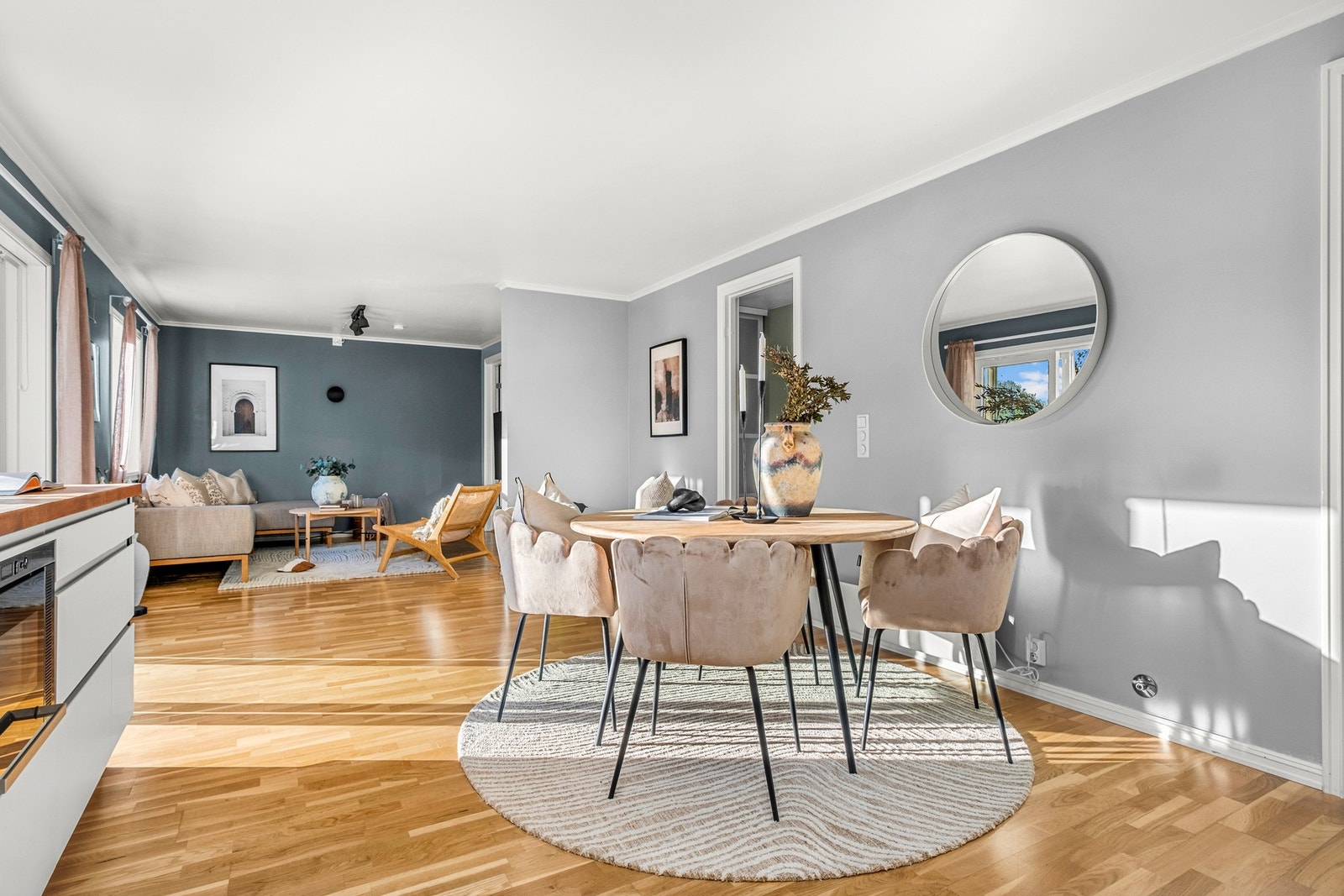 Med en åpen stue- og kjøkkenløsning får man delt rommet i ulike soner Galleribilde