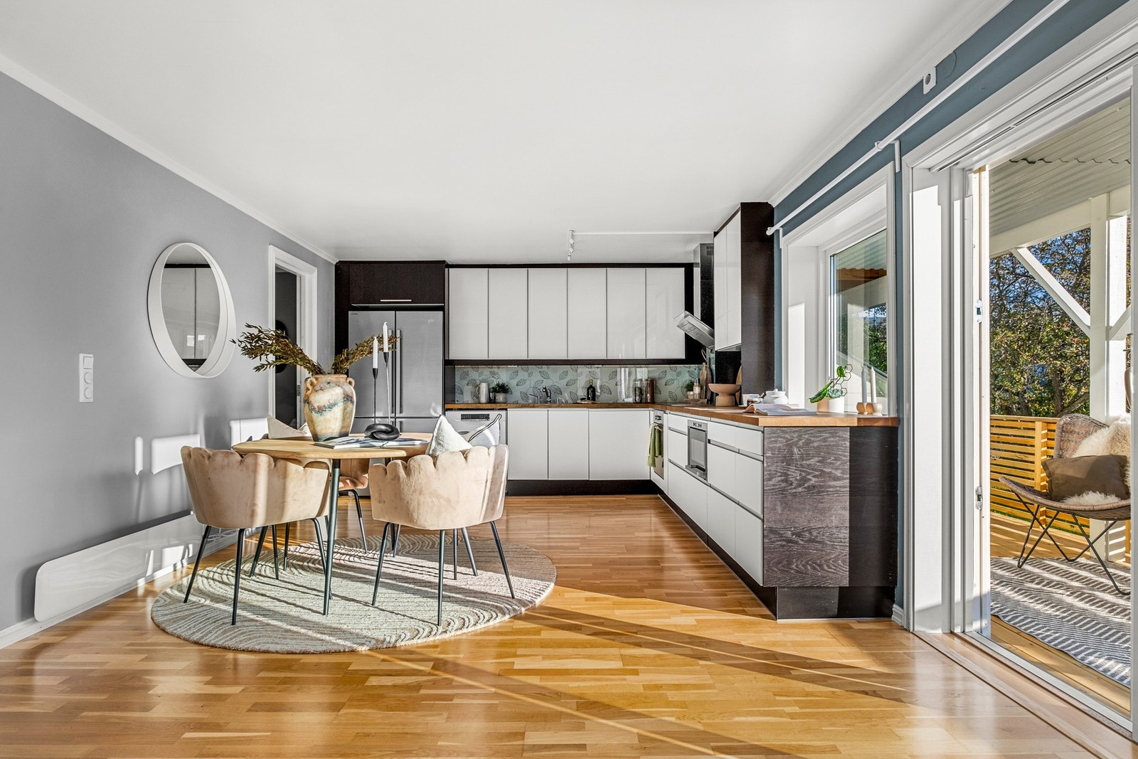 Kjøkkenet er utstyrt med integrert stekeovn og mikrobølgeovn, og delintegrert oppvaskmaskin og frittstående kjøle/fryseskap Galleribilde