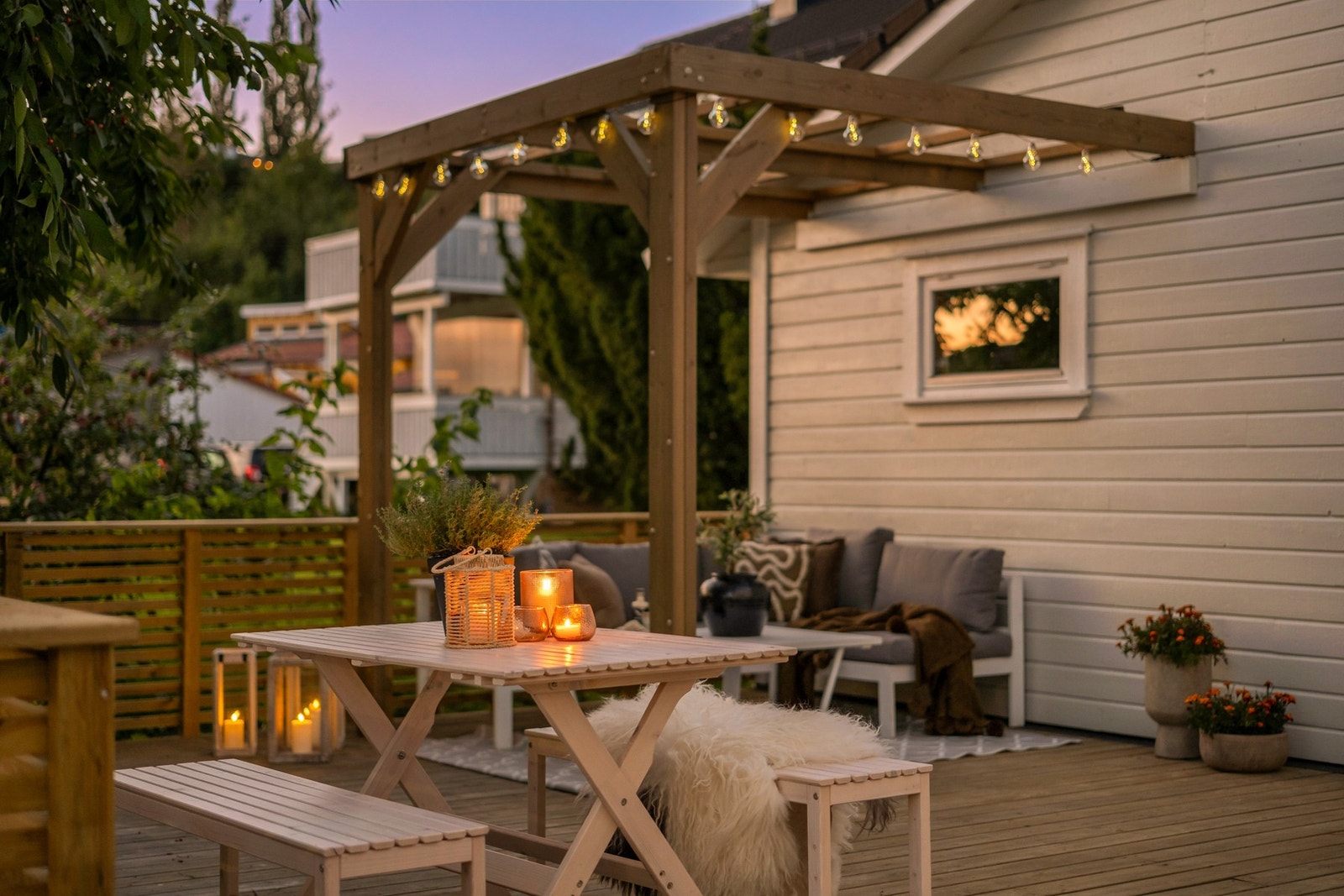 Med rikelig plass til ønsket utemøblemet som for eksempel loungegruppe, grill og spisesone har man mulighet til å skape et nydlig uteområde Galleribilde