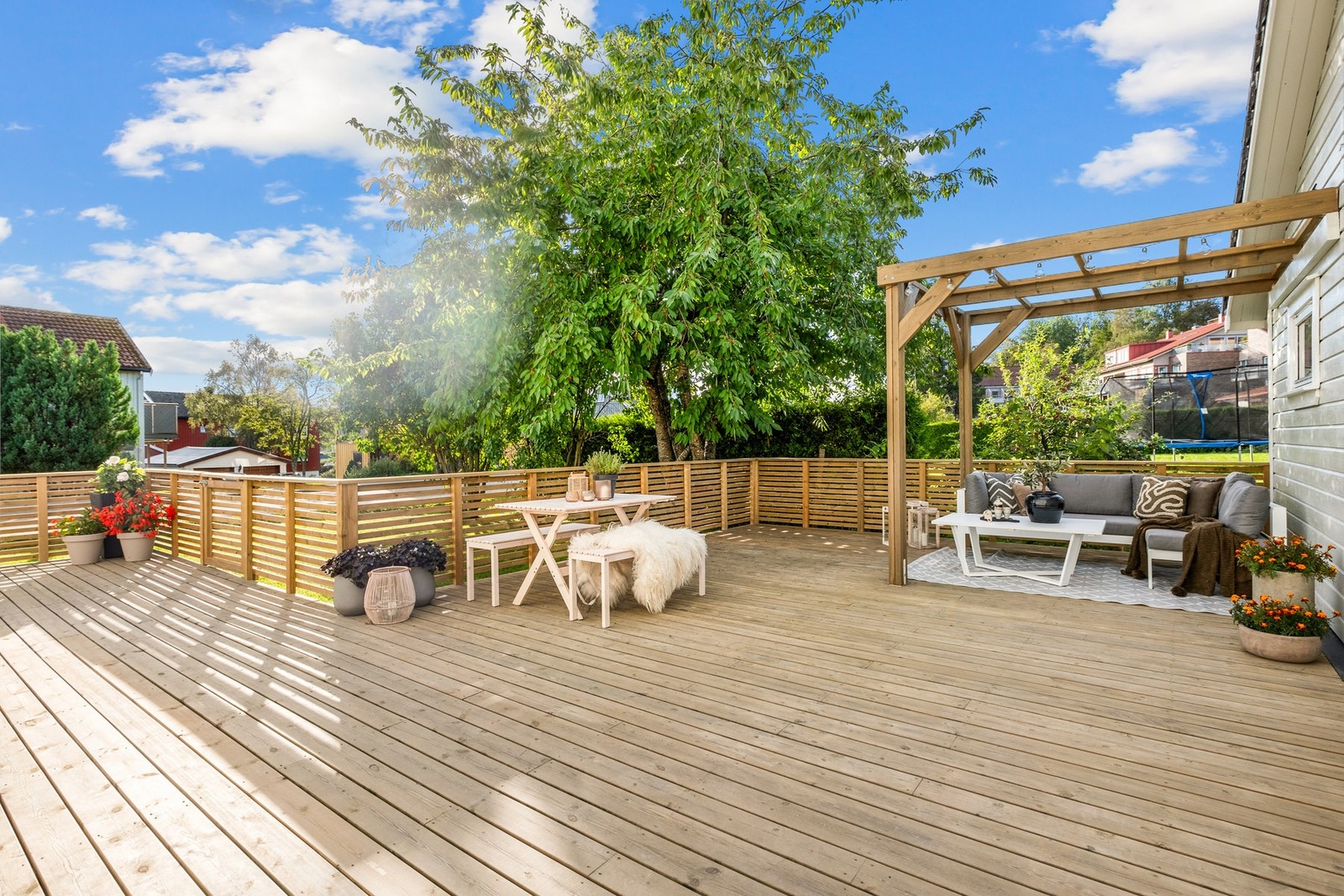 Den enorme terrassen gir stor frihet til å skape ditt eget uteparadis! Galleribilde