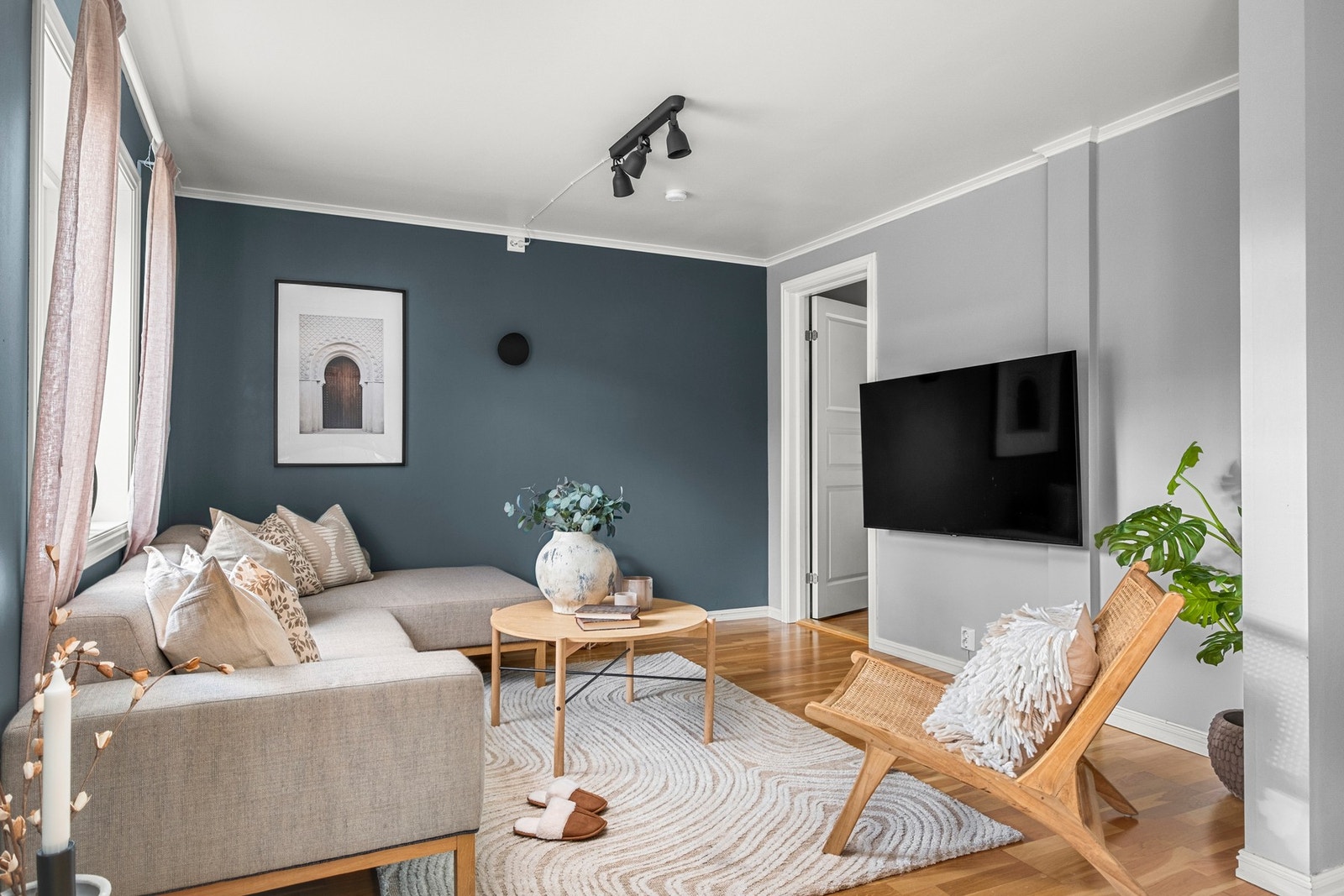 Boligen er malt i rolige farger som skaper en innbydende og behagelig atmosfære Galleribilde