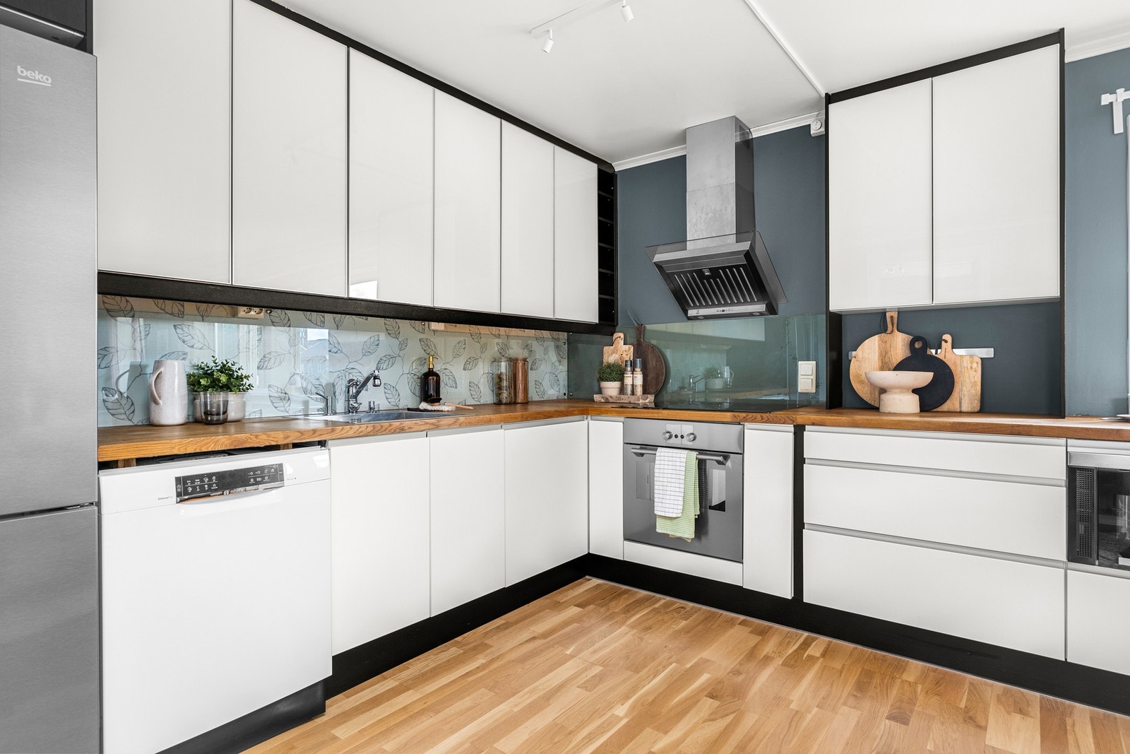 Her er det rikelig med benk- og lagringsplass til alt man skulle trenge av kjøkkenutstyr Galleribilde