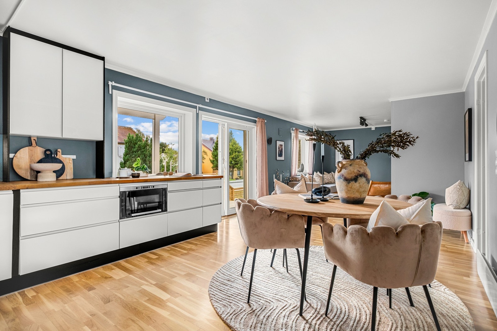 Her er det rikelig med plass til eget spisebord hvor man kan nyte gode måltider i sosiale lag Galleribilde