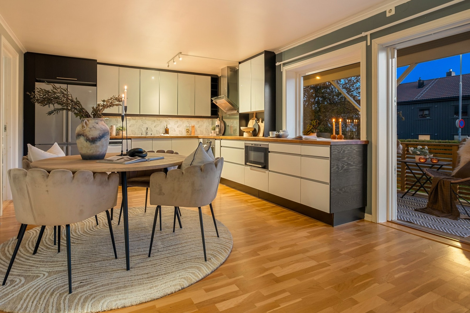 Stort og flott kjøkken med integrerte og delintegrerte hvitevarer Galleribilde