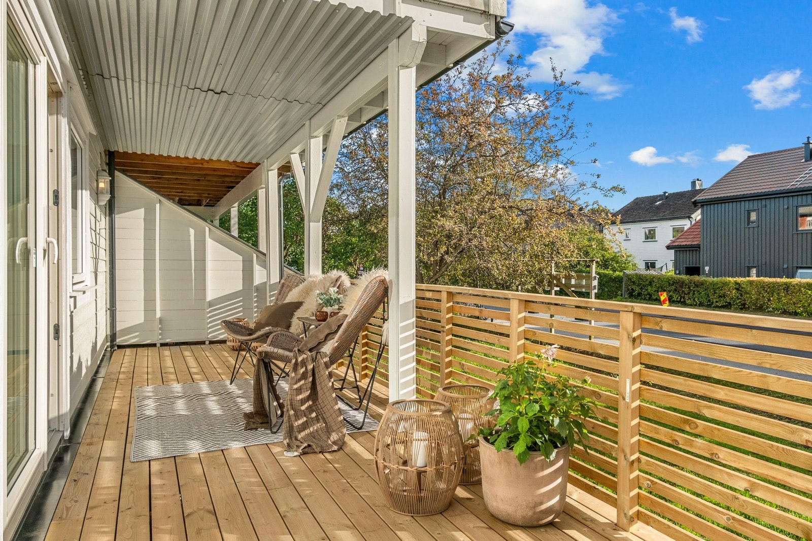Med en terrasse som strekker seg rundt hele fremsiden av boligen vil man få fantastiske solforhold gjennom hele dagen Galleribilde