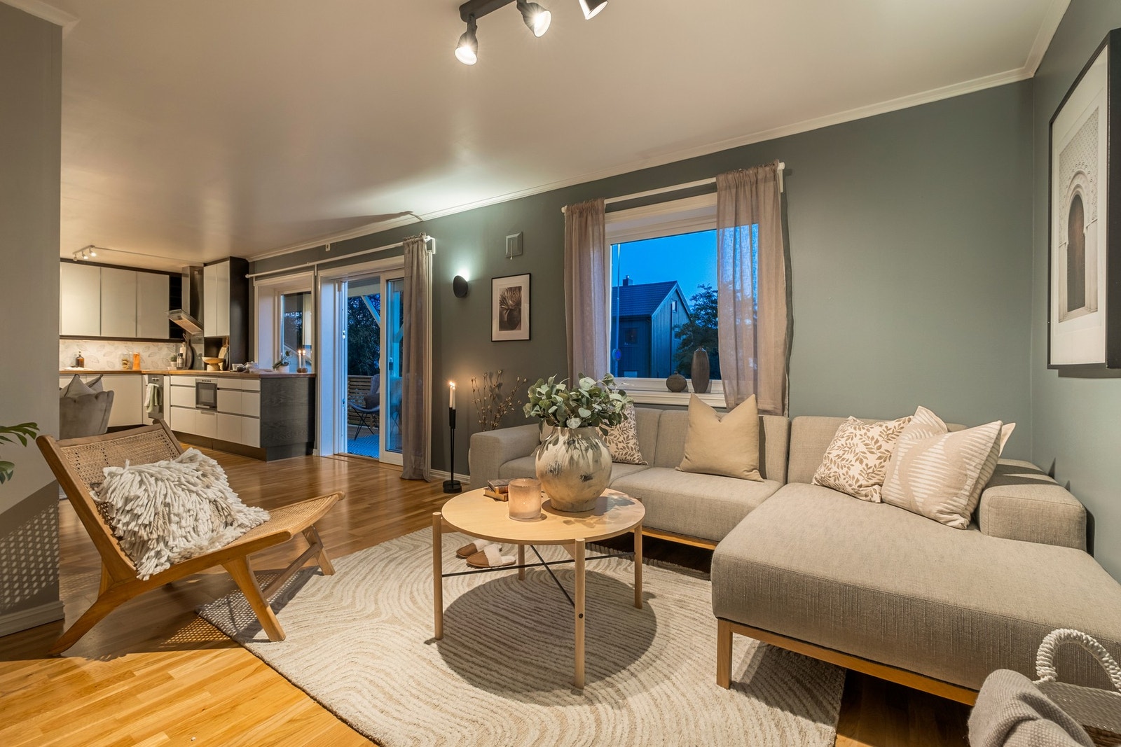 Stuen har god plass til ønsket møblement Galleribilde