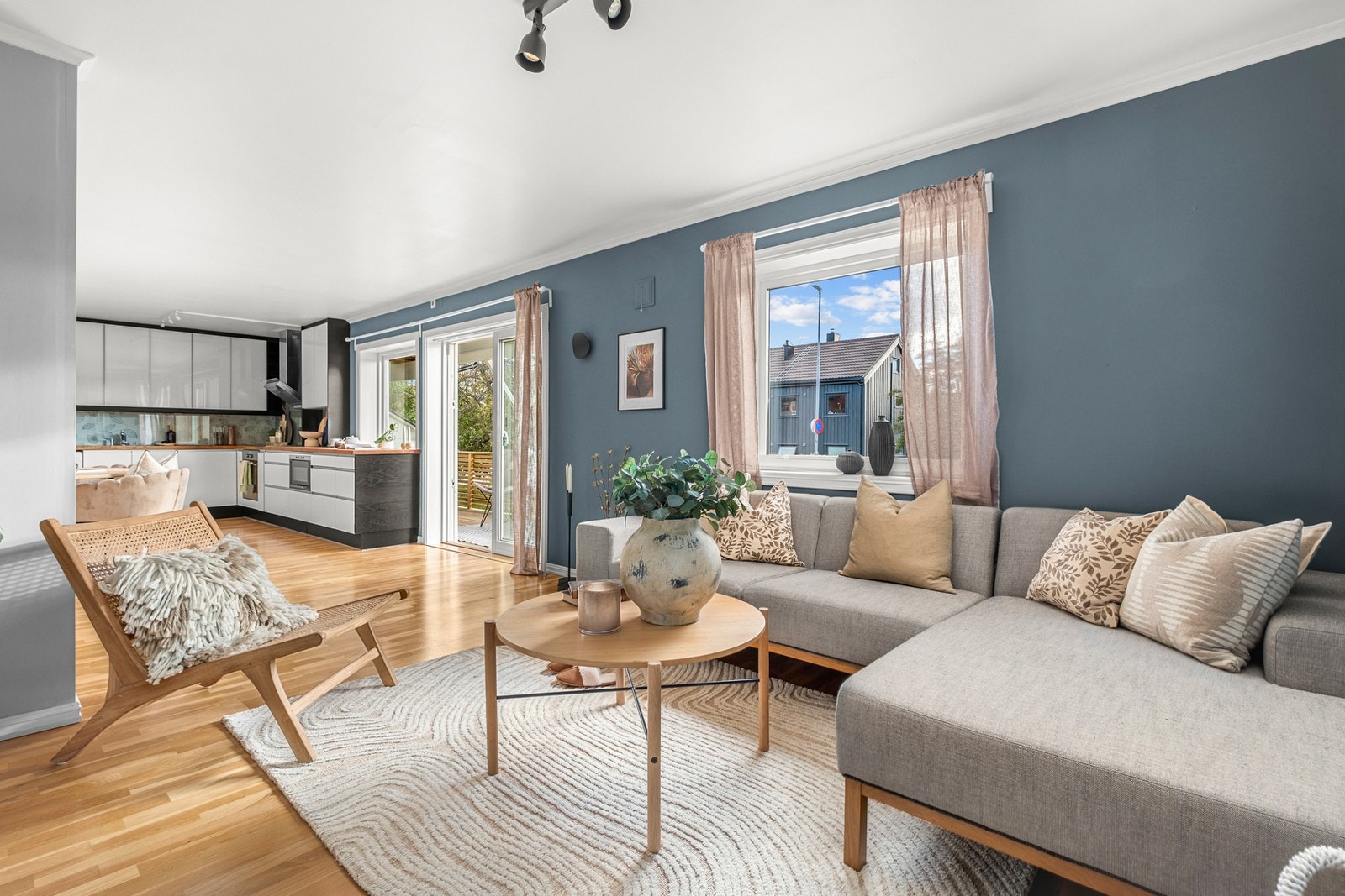 Romslig og pen stue på hele 37,9 kvm Galleribilde