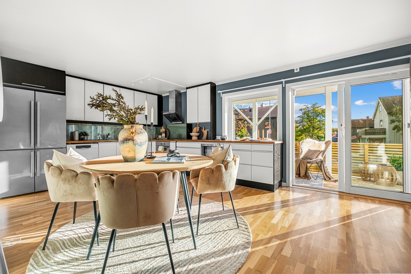 De store vindusflatene gir rikelig med naturlig lysinnslipp Galleribilde