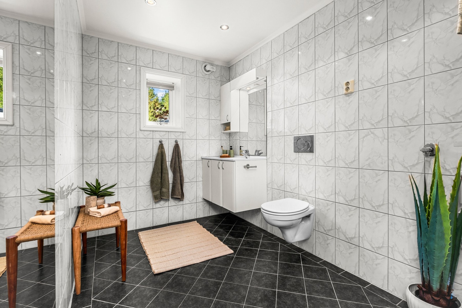 Fint flislagt bad i hovedetasje Galleribilde