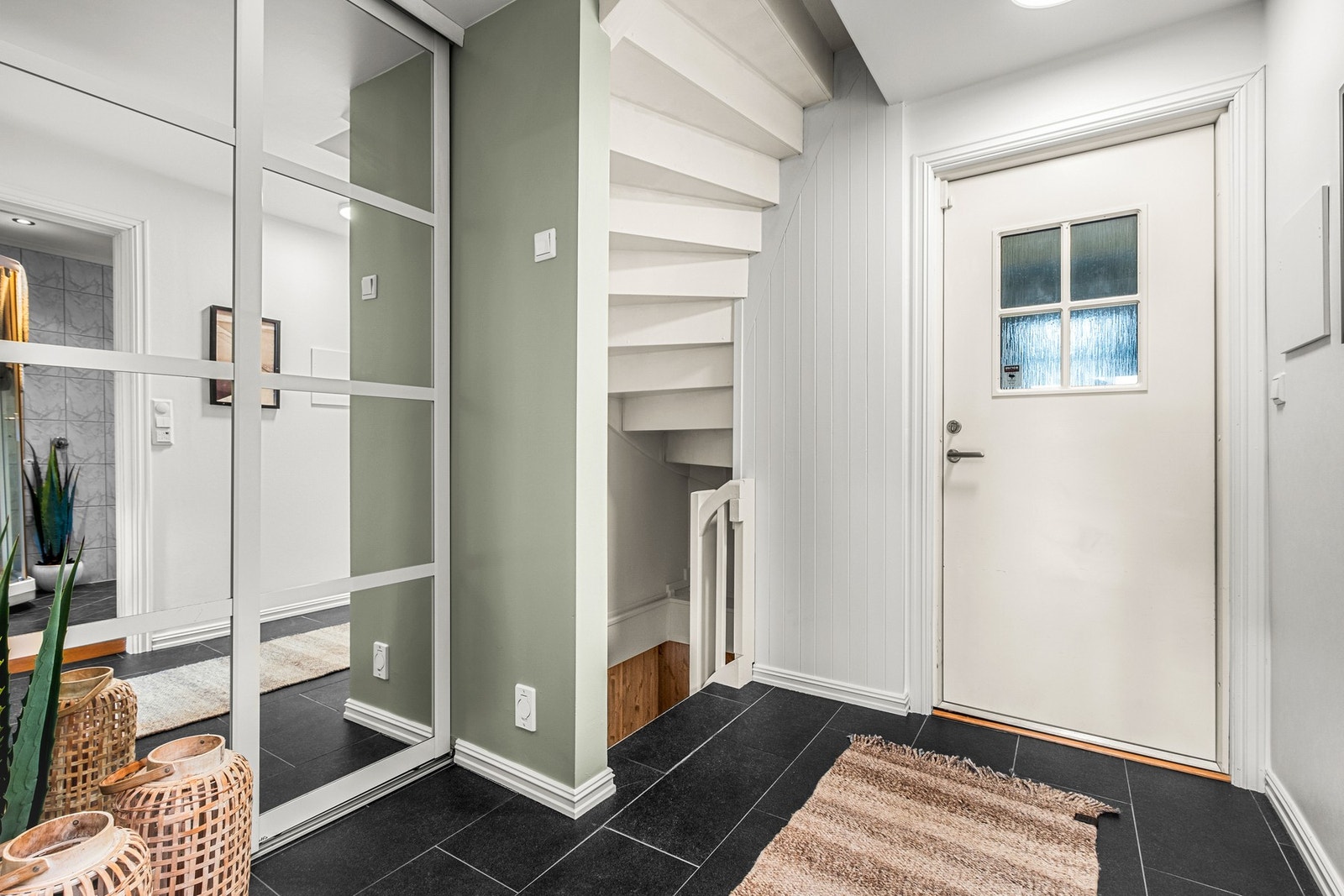 Innbydende entrè med innebygd garderobeskap for lagring av sko og yttertøy Galleribilde