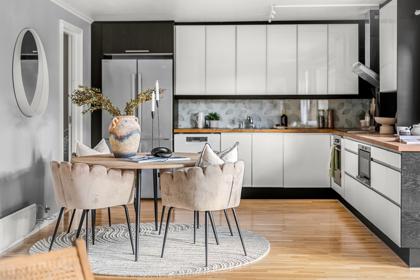 Her er det rikelig med plass til eget spisebord hvor man kan nyte gode måltider i sosiale lag Galleribilde