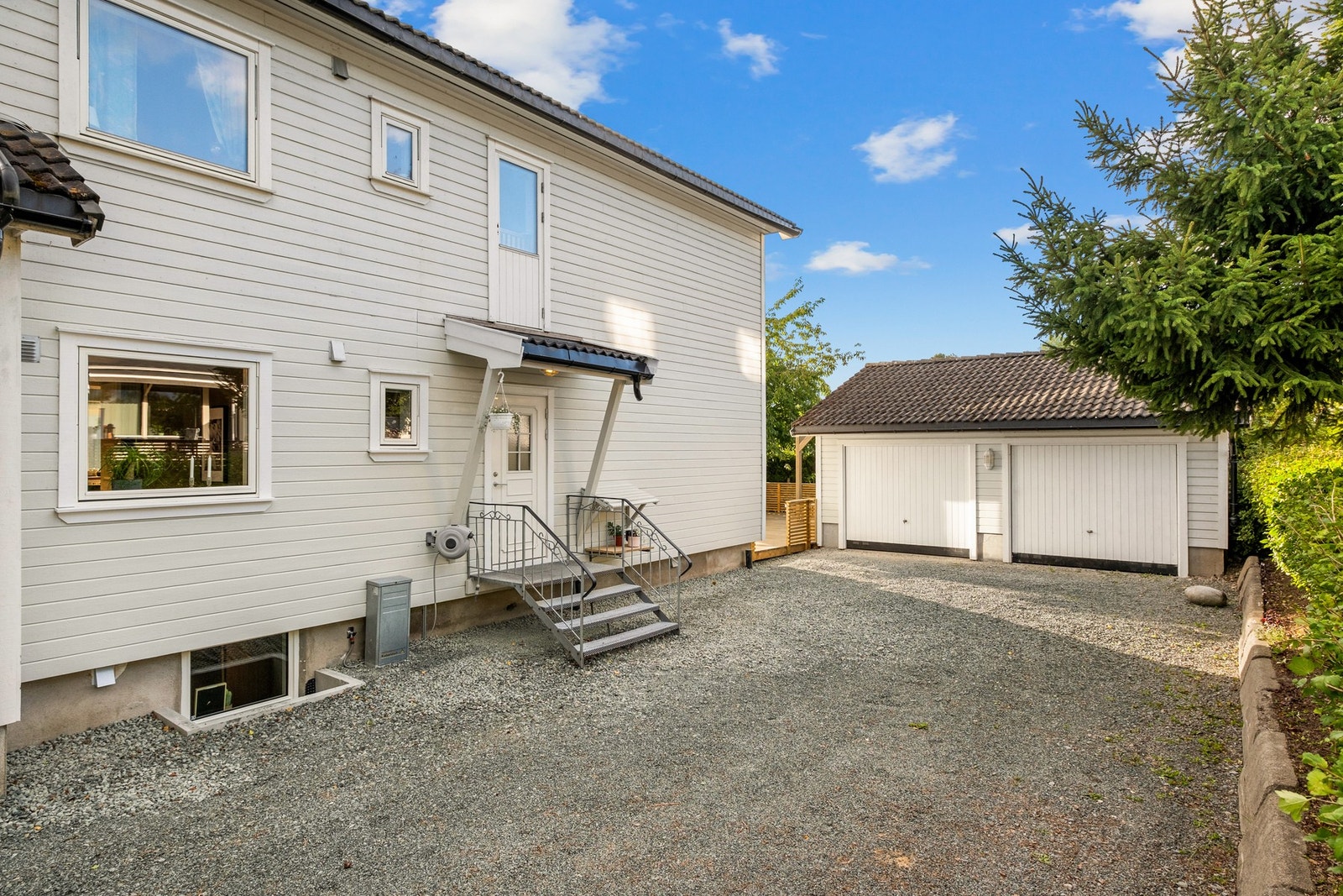 Oppstillingsplasser til parkering og garasje er fordelt 50/50 mellom seksjon 1 og seksjon 2 Galleribilde