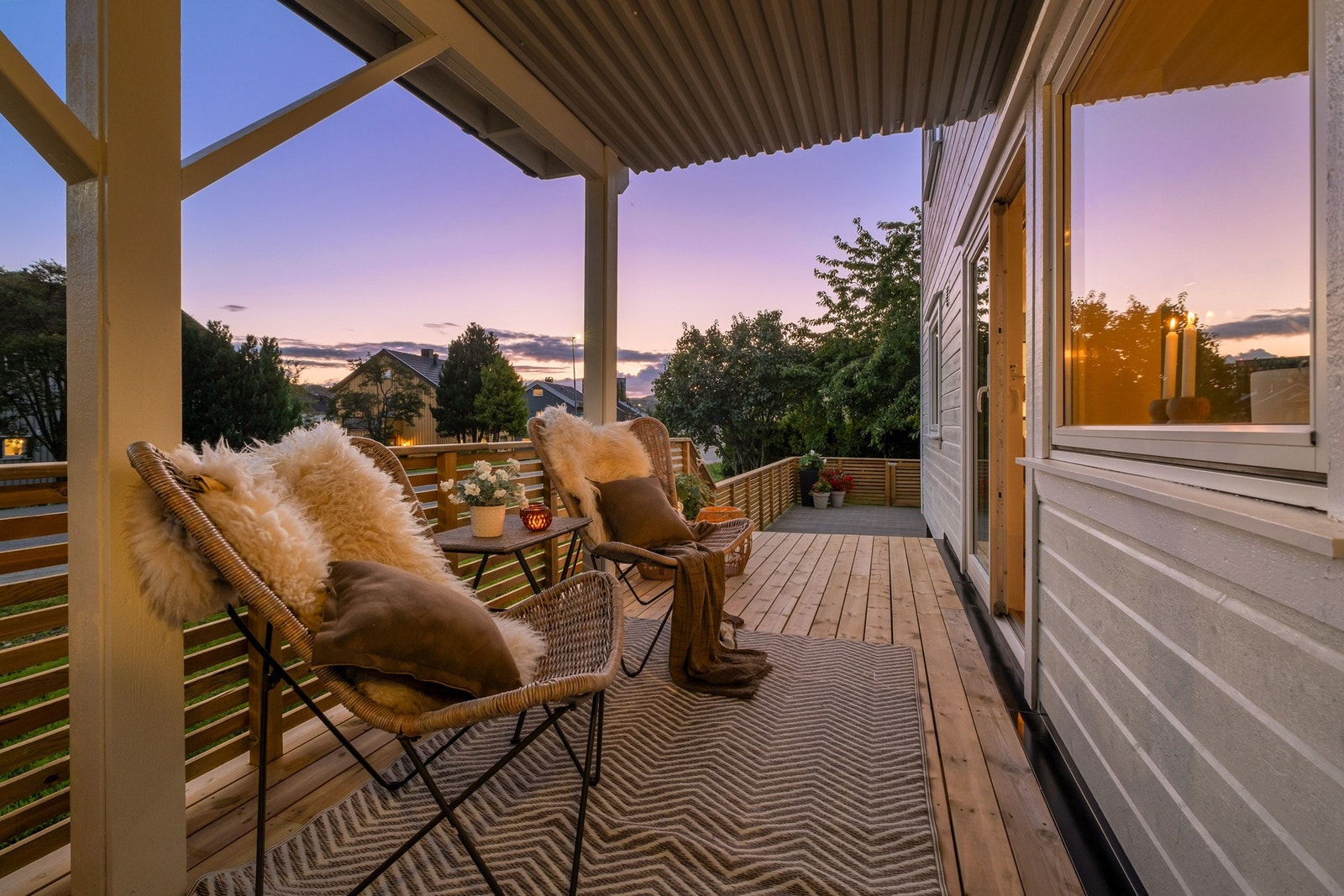 Fra stuen har du utgang til overbygd terrasse Galleribilde