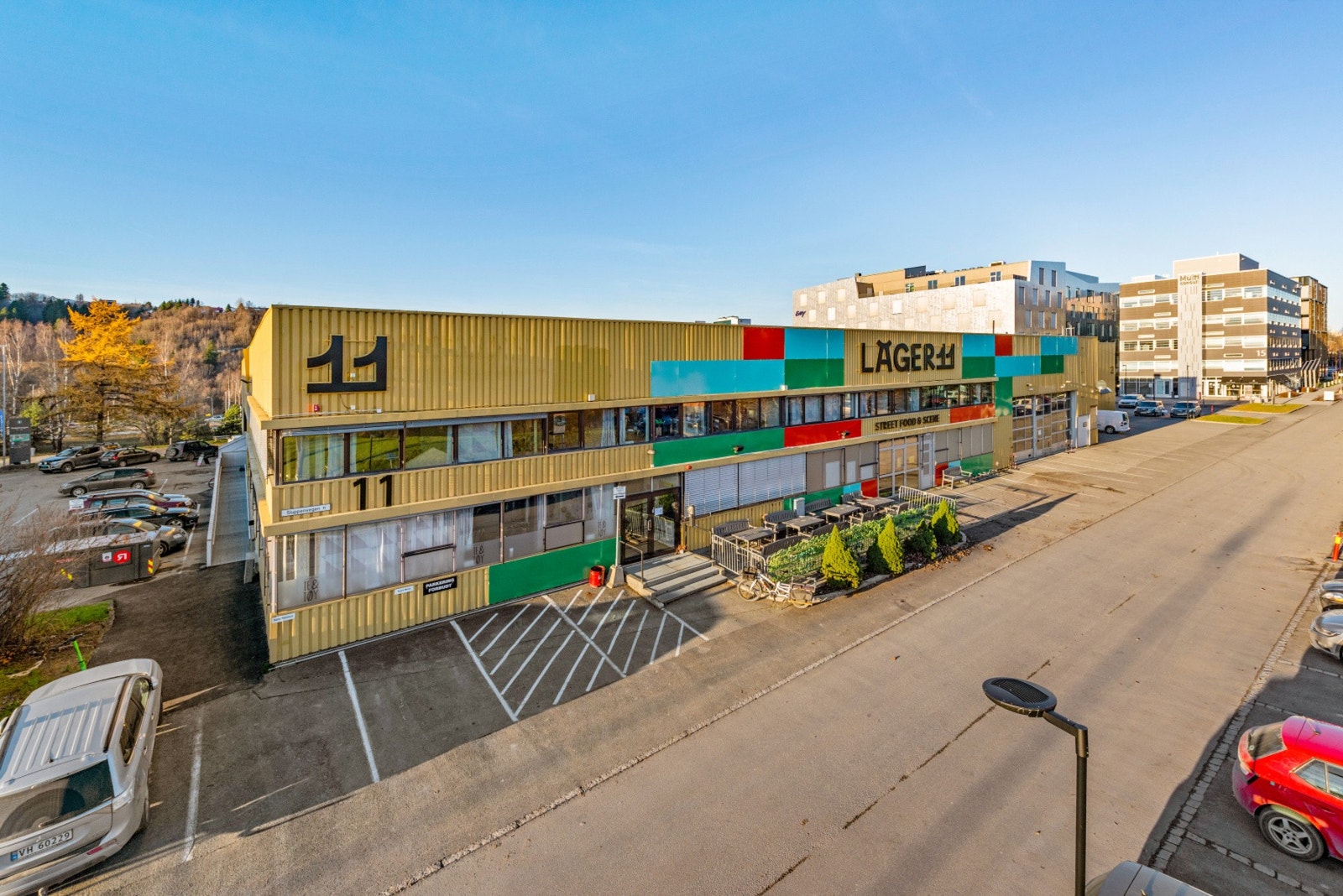 Lager 11 er en populær mathall som ligger i gangavstand fra boligen. Lager 11 byr på street food, egen scene og god stemning Galleribilde