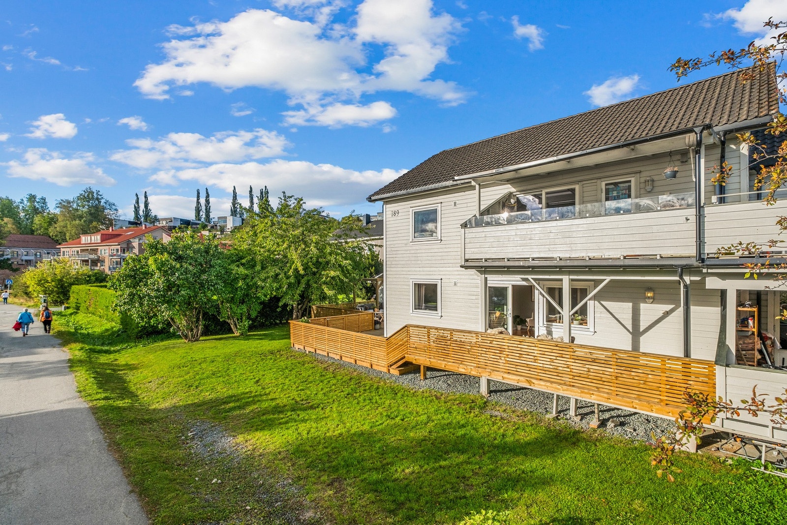 Både skole og dagligvarebutikk er innen 1km gangavstand fra boligen Galleribilde