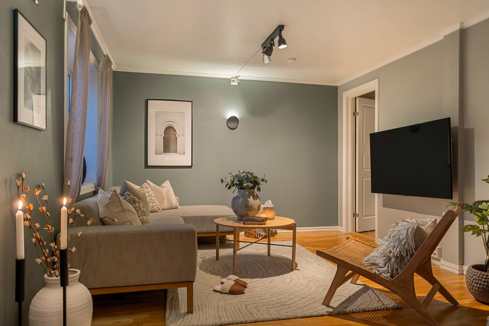 Boligen har til sammen 5 gode soverom, 2 bad og 2 stuer Galleribilde