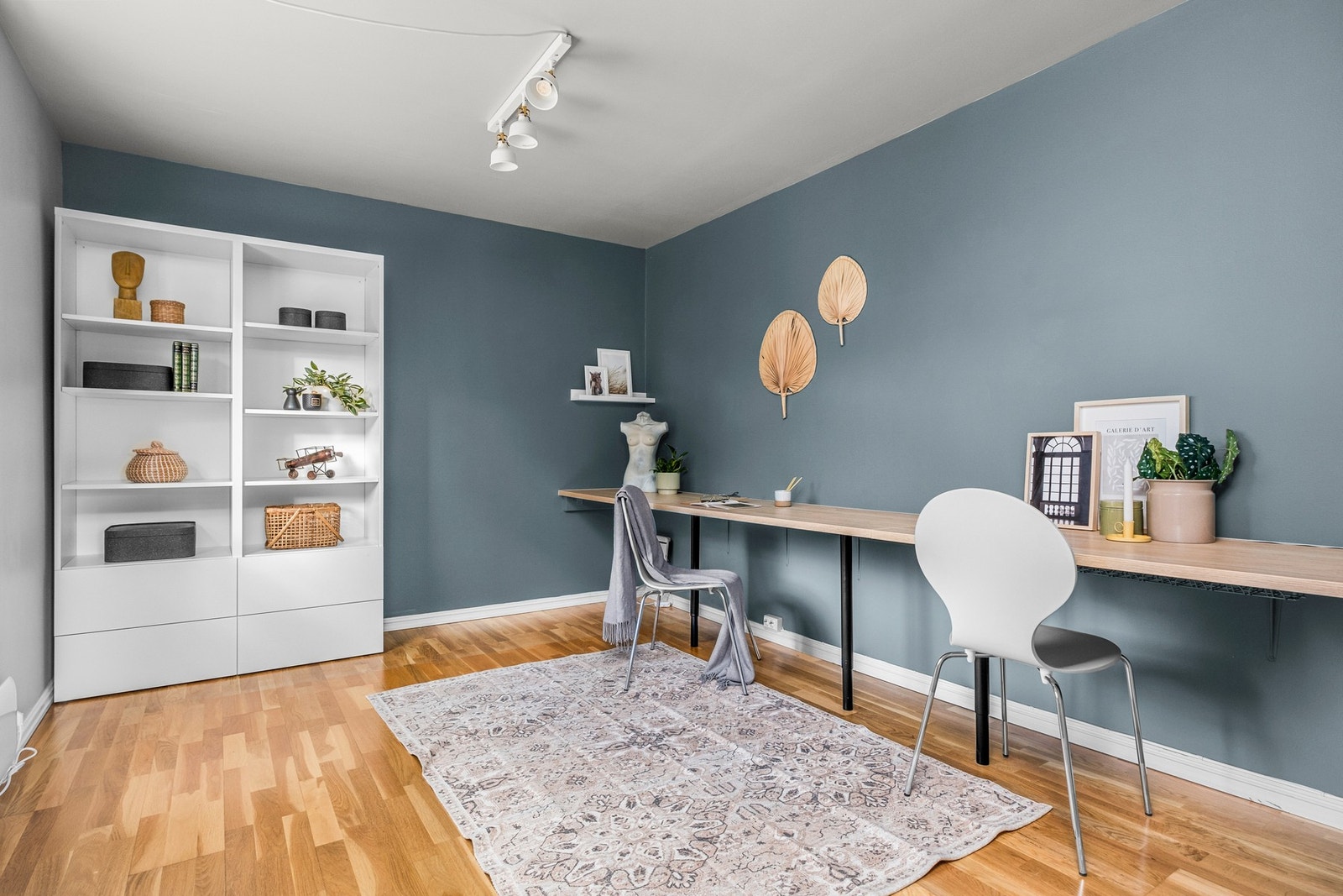 Soverom 1 i hovedetasje måler hele 11,9 kvm. Her er det god plass til tilhørende møblement Galleribilde