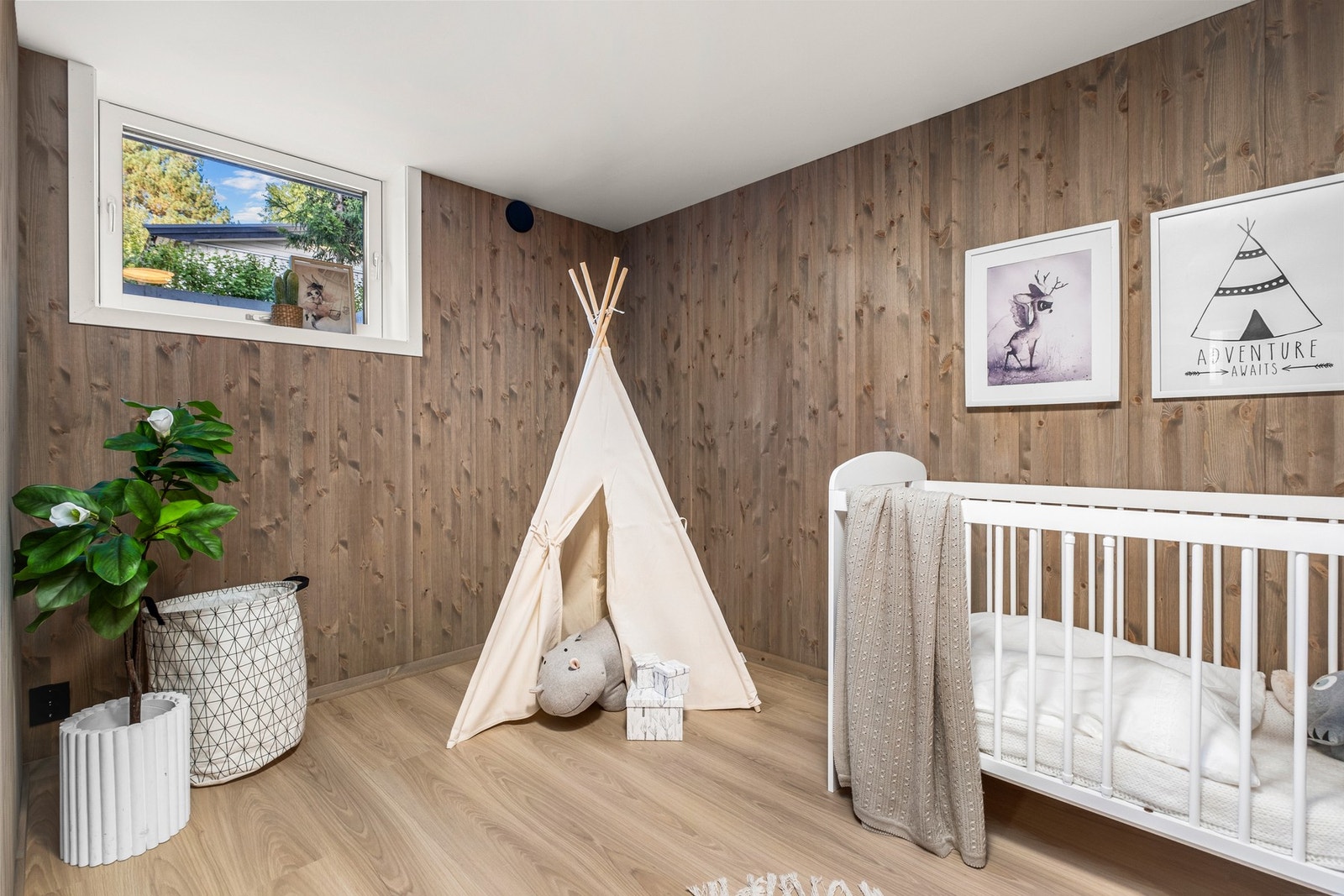 Alle rom i kjelleretasjen er utforet og kledd med beiset trepanel Galleribilde