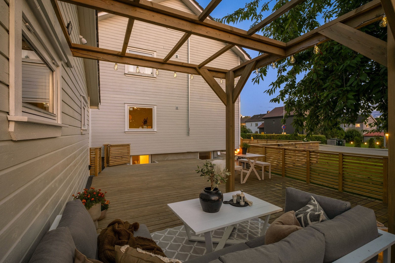 Terrassen strekker seg delvis rundt boligen. Her får du svært gode solforhold Galleribilde