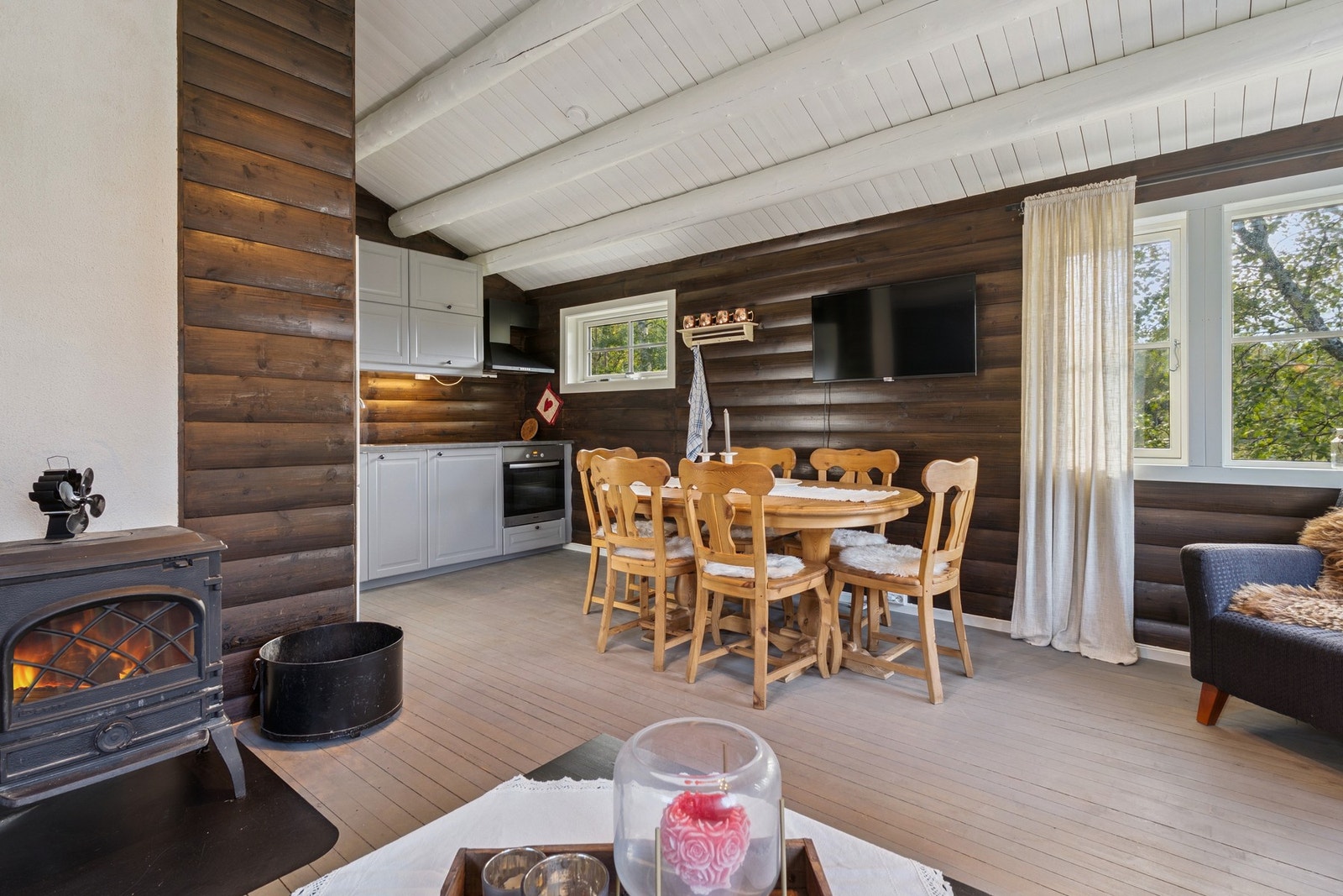 Peisen i stuen sikrer god oppvarming selv på de kaldeste dagene. Galleribilde