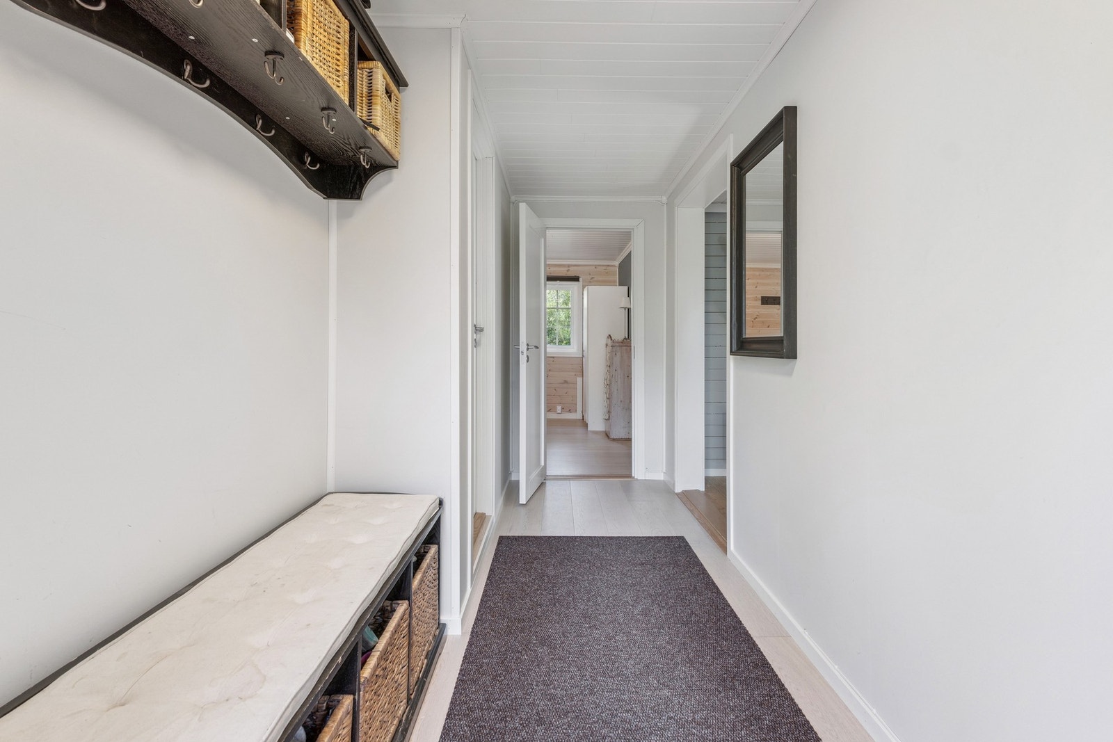 Fra entre har man hovedsoverommet rett fram, bad inn til venstre, og stue/kjøkken samt 2 soverom inn til høyre. Galleribilde