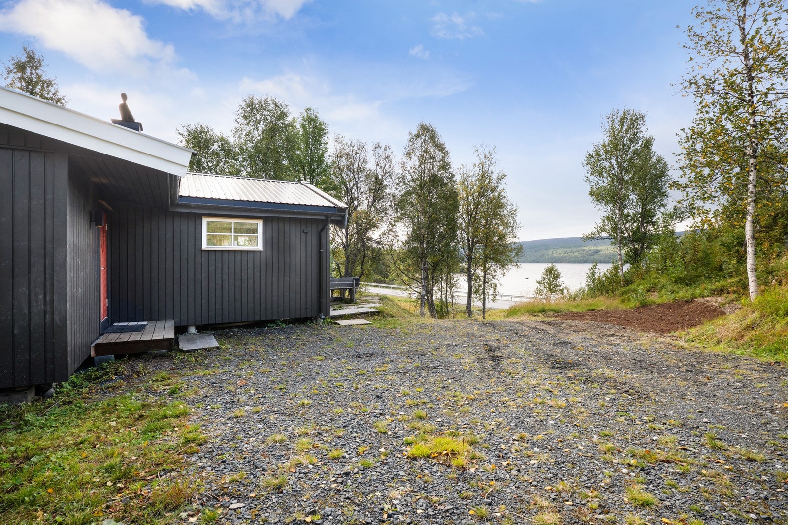 Flere oppstillingsplasser for bil på området. Galleribilde