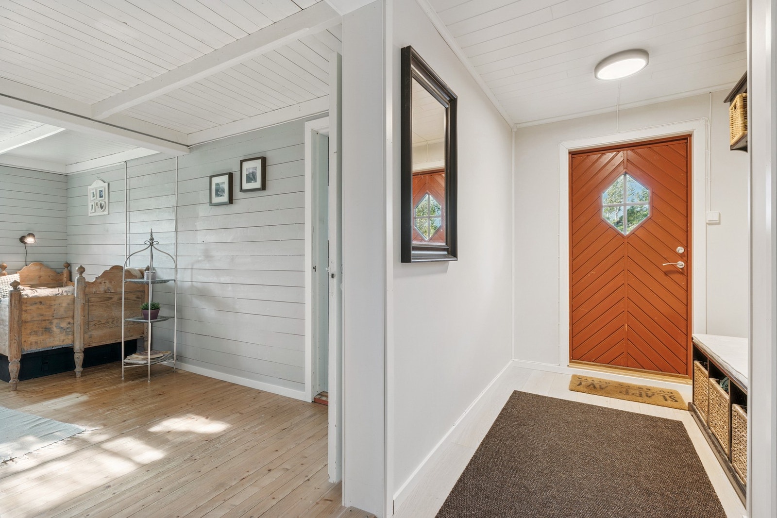 Romslig entre med muligheter for å sette fra seg sko og henge opp ytterklær. Galleribilde