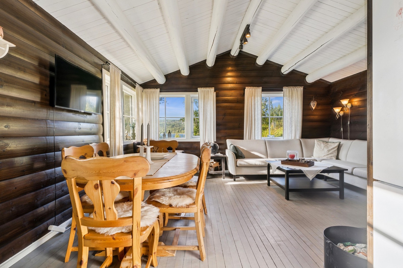 Det er god plass til sittegruppe, samt spisebord i stuen. Galleribilde