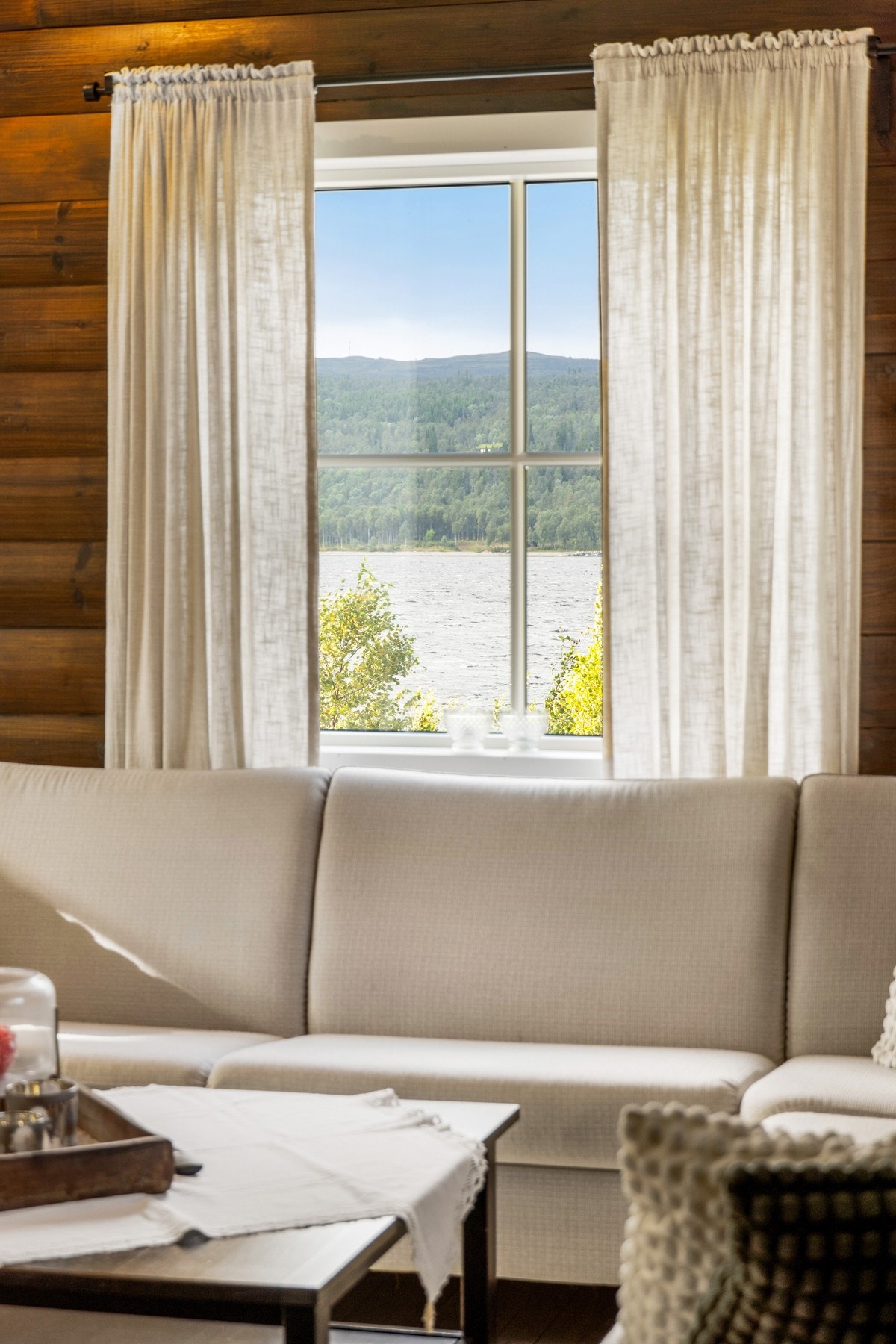 Fra stuen har man flott utsikt ned mot Stuggusjøen. Galleribilde