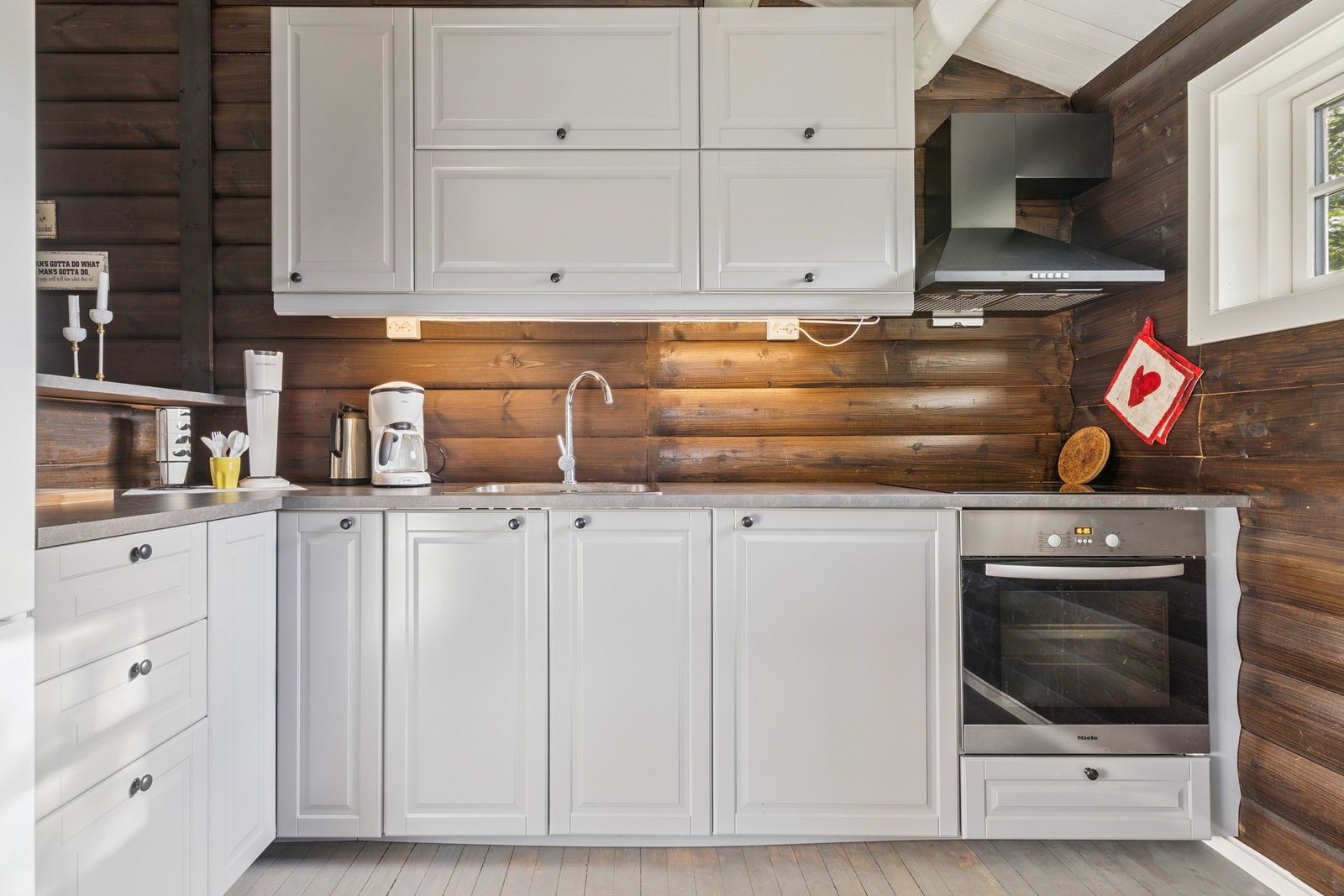 Lyst og stilrent kjøkken med integrerte hvitevarer. Godt med skapplass. Galleribilde