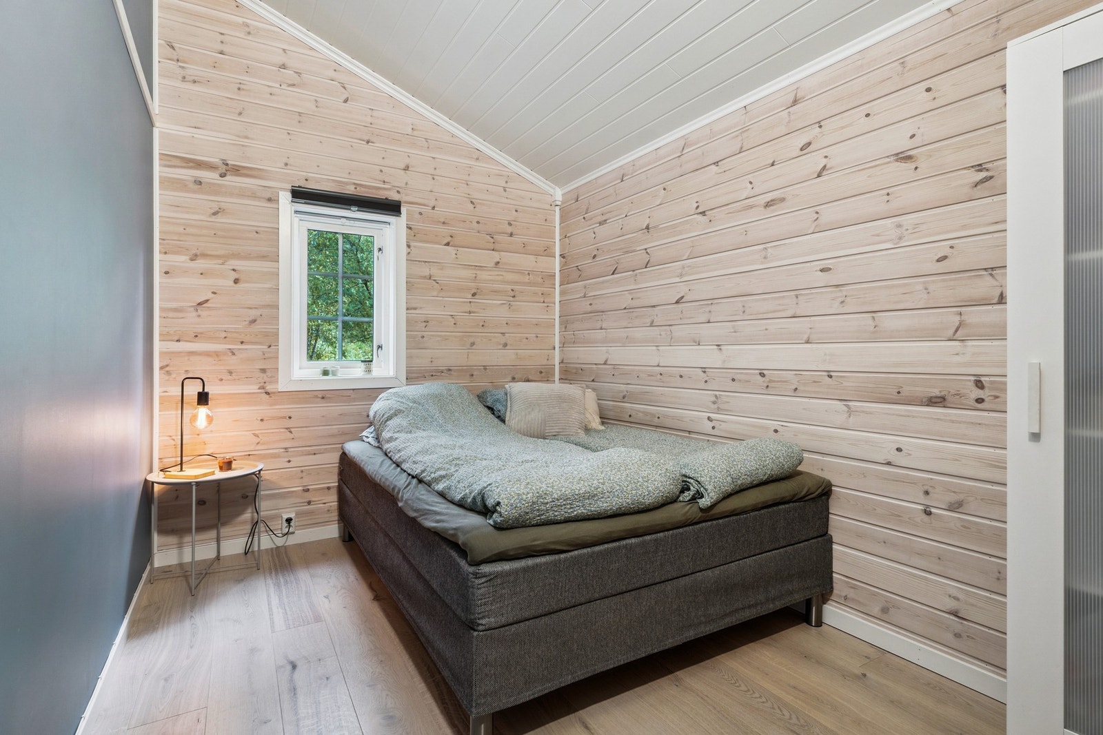 Soverommene i tilknytning til gangen er begge på 7,4 kvm. Galleribilde