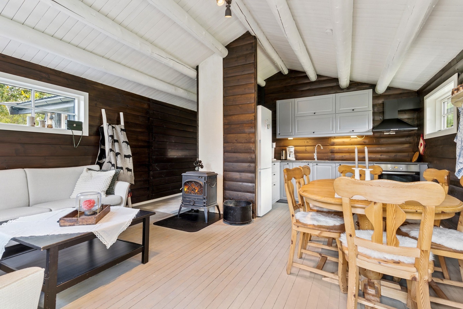 Boligen har en åpen stue/kjøkken løsning på 27,3 kvm. Galleribilde