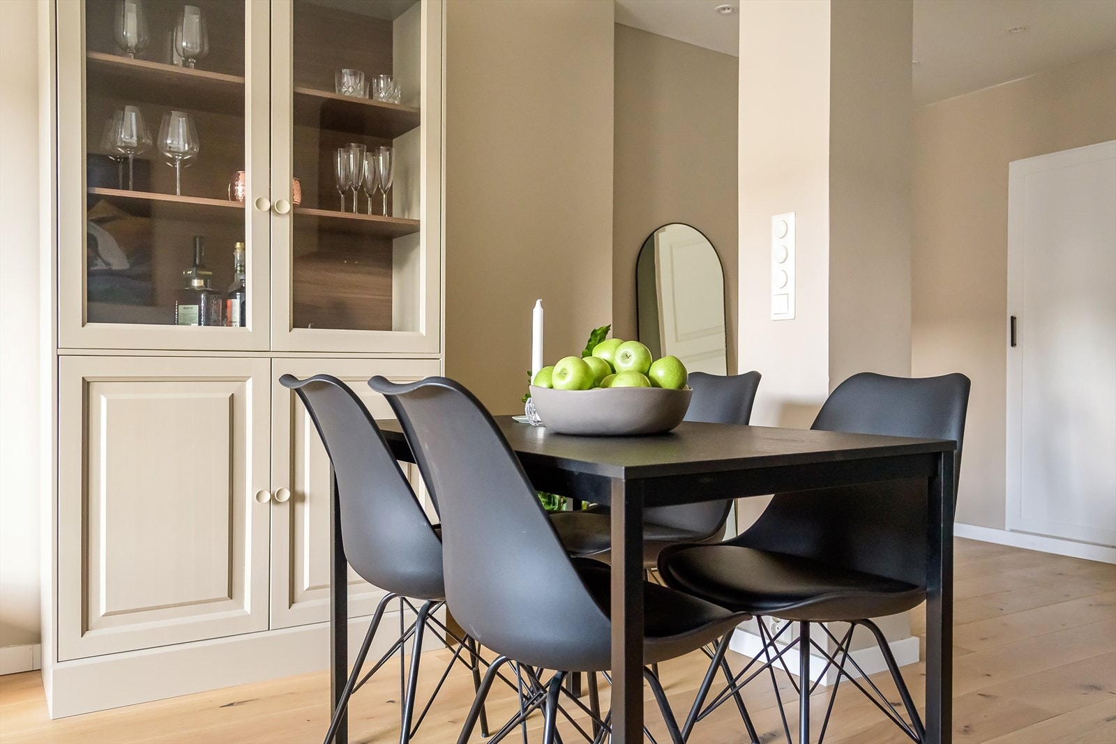 Det er god plass til å samle venner og familie rundt spisebordet. Galleribilde