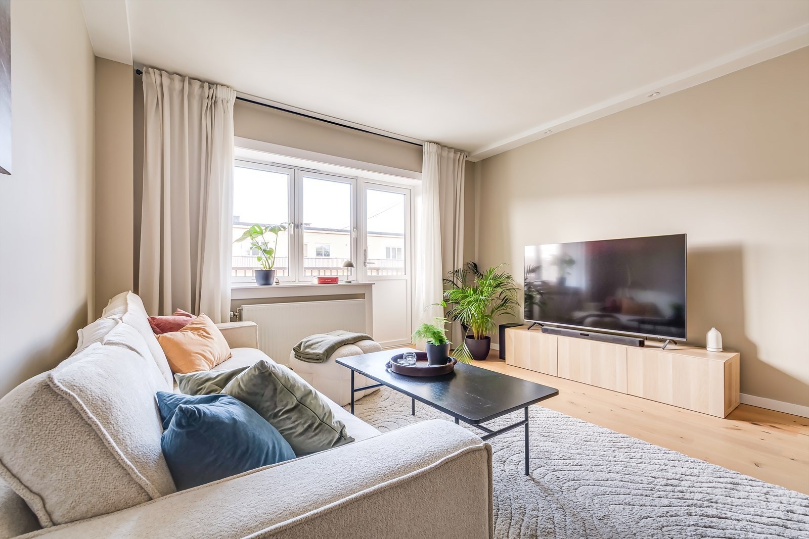 Det er god plass til sofa, TV-møbler og spisebord. Galleribilde