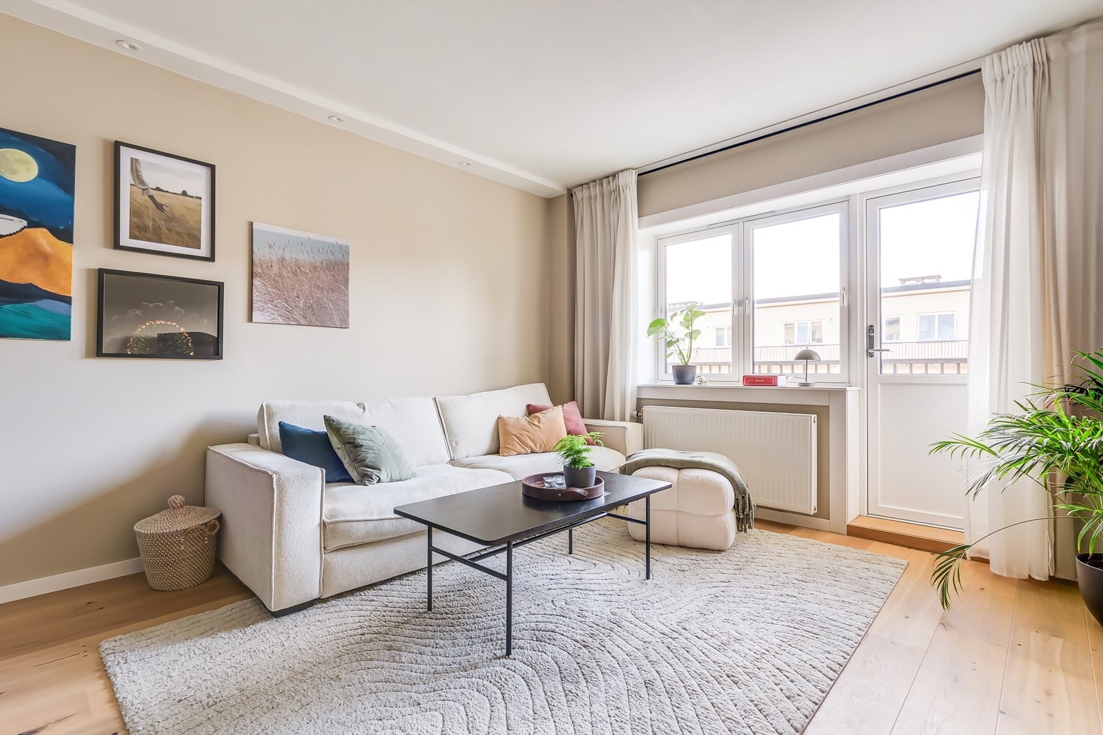Stuen er et lyst og innbydende oppholdsrom med gode lysforhold. Galleribilde