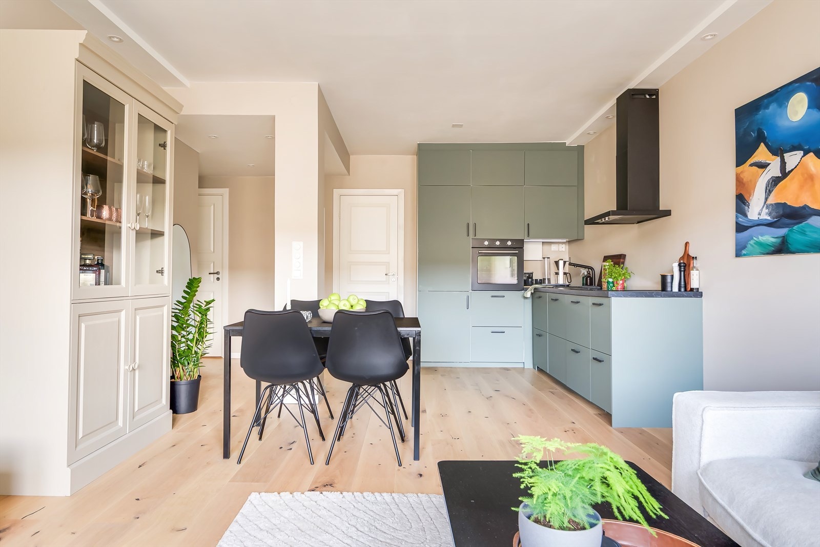 Hele leiligheten holder en moderne standard med delikate overflater og fargevalg. Galleribilde