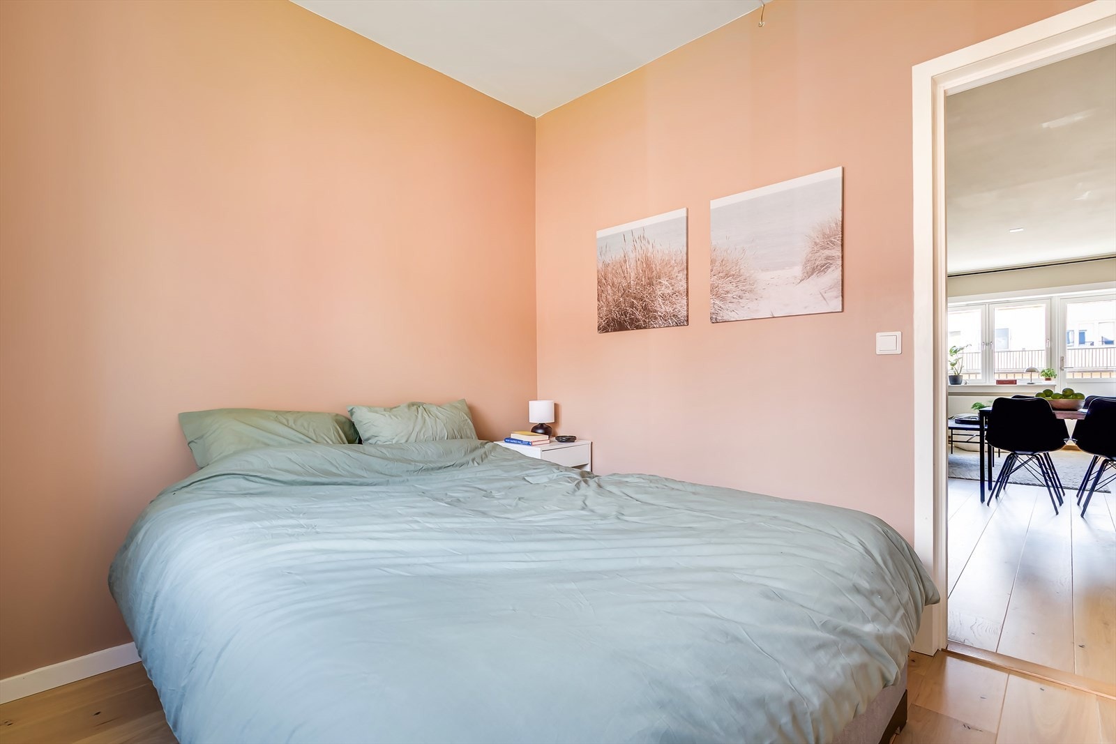 Overflatene er malt i en nydelig fargetone. Galleribilde