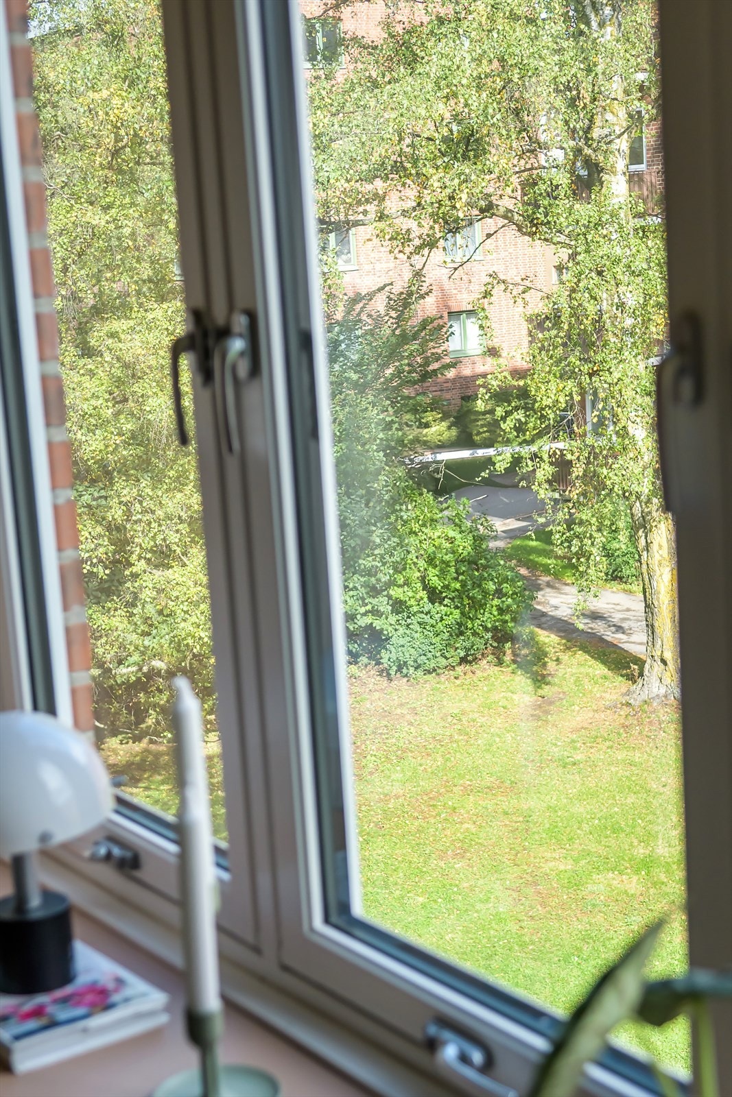 Rommet vender ut mot en hyggelig bakgård - perfekt for en rolig nattesøvn! Galleribilde