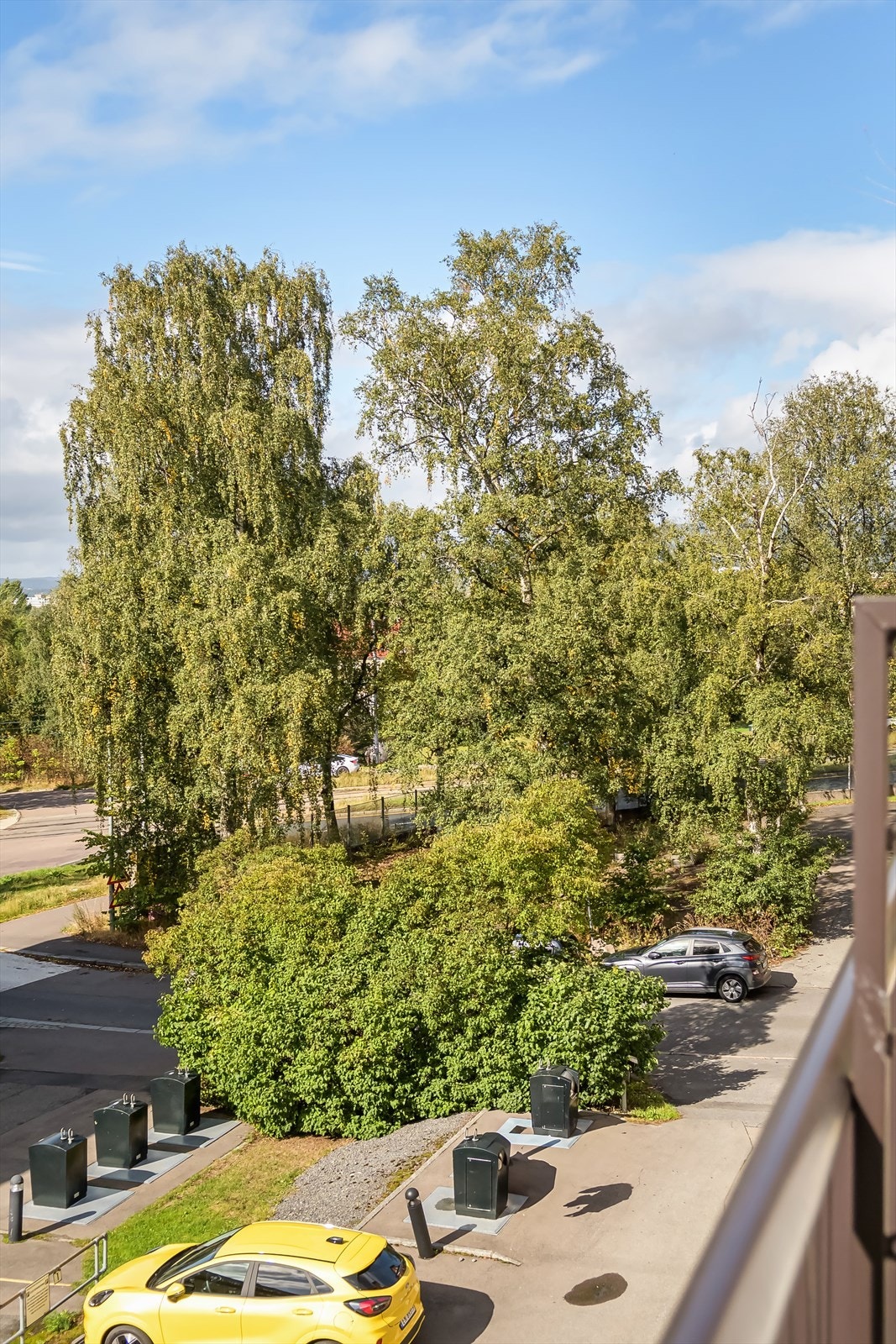 Balkongen ligger høyt og luftig, og vender ut mot rolige omgivelser. Galleribilde