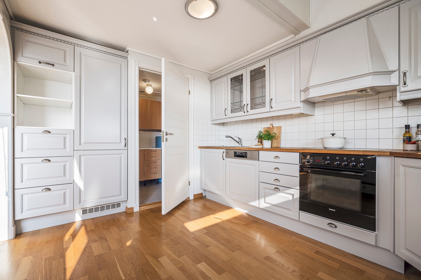 - Kjøkkeninnredning med profilerte fronter og benkeplate i tre med nedfelt vask - Galleribilde