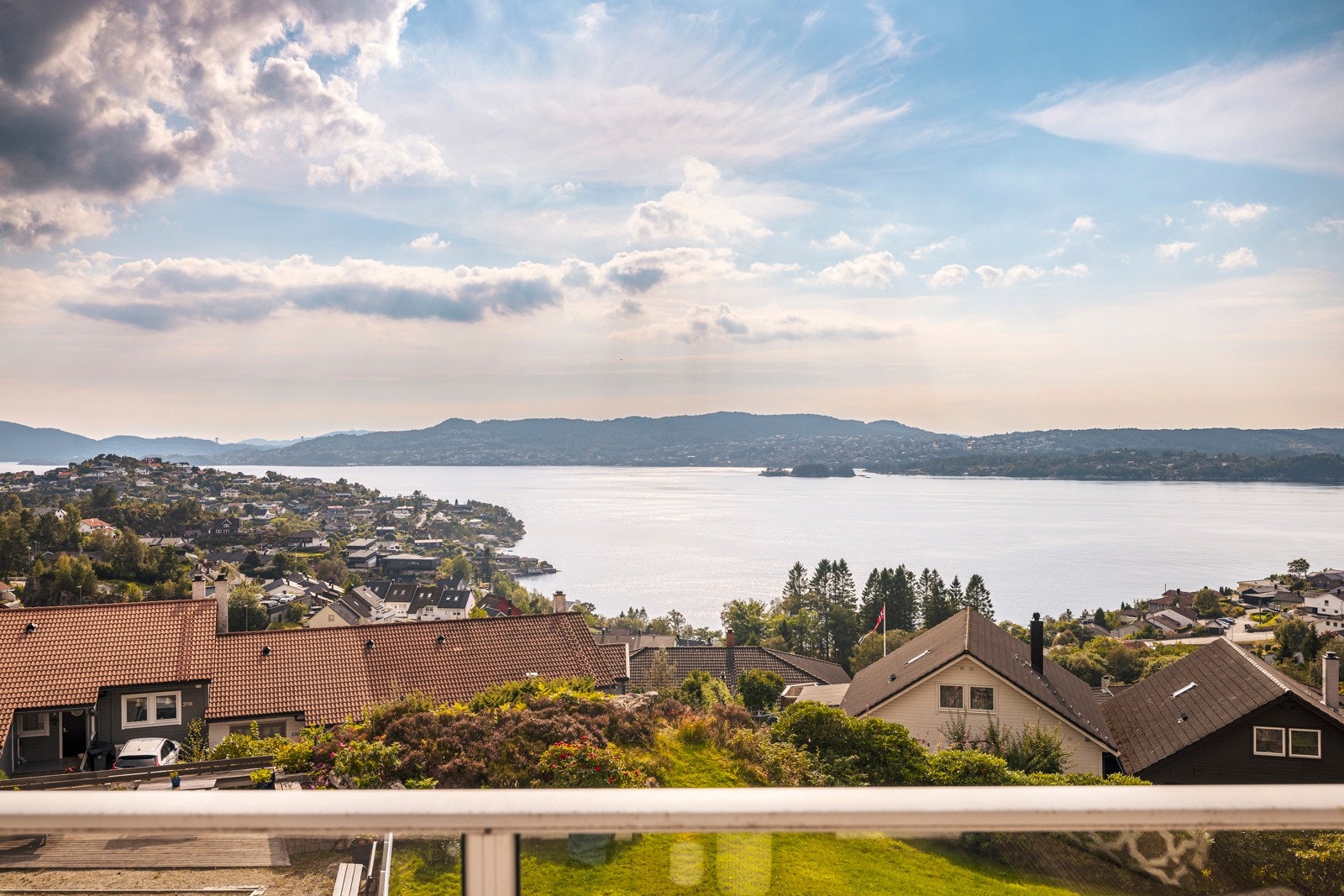 - Her får du en spektakulær panoramautsikt over Morvik, Tertnes, byfjorden, Askøy, Olsvik og helt til majestetiske Lyderhorn i det fjerne - Galleribilde