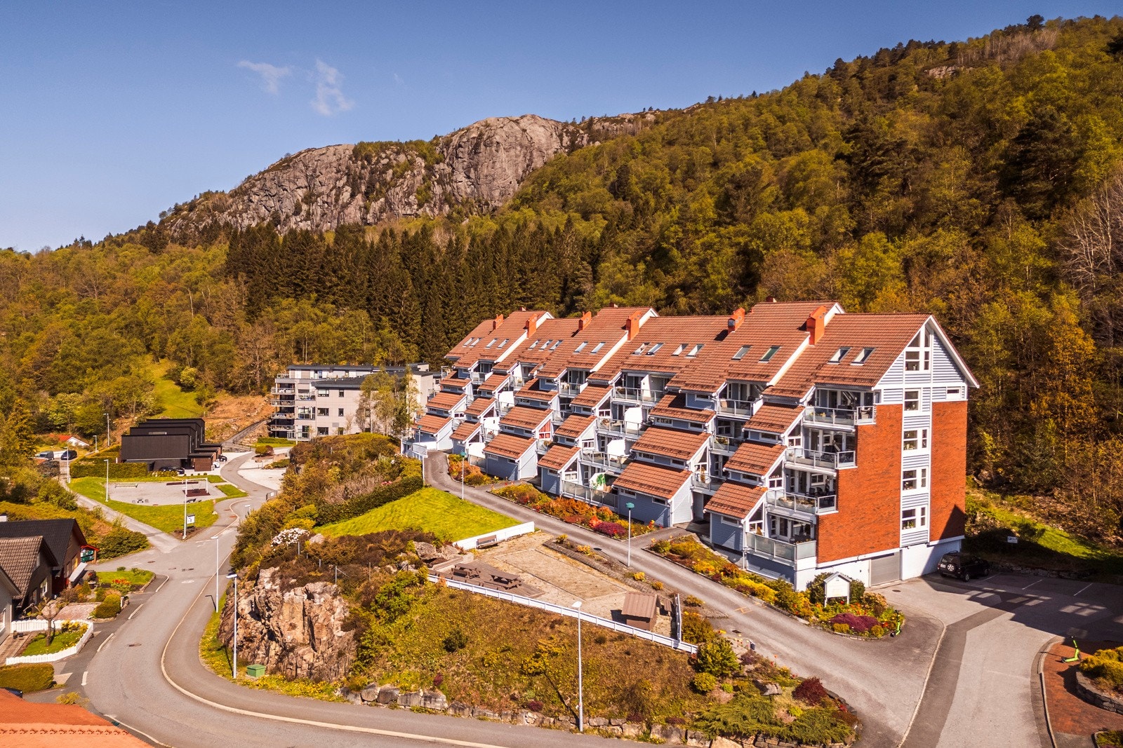 - Offentlig transport er godt utbygd, med hyppige bussavganger som gjør det enkelt å komme seg både til Åsane sentrum og Bergen sentrum på kort tid - Galleribilde