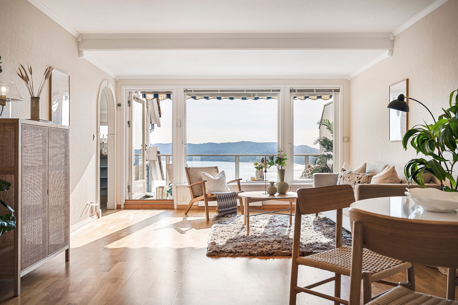 - De store vinduene slipper inn rikelig med naturlig lys - Galleribilde